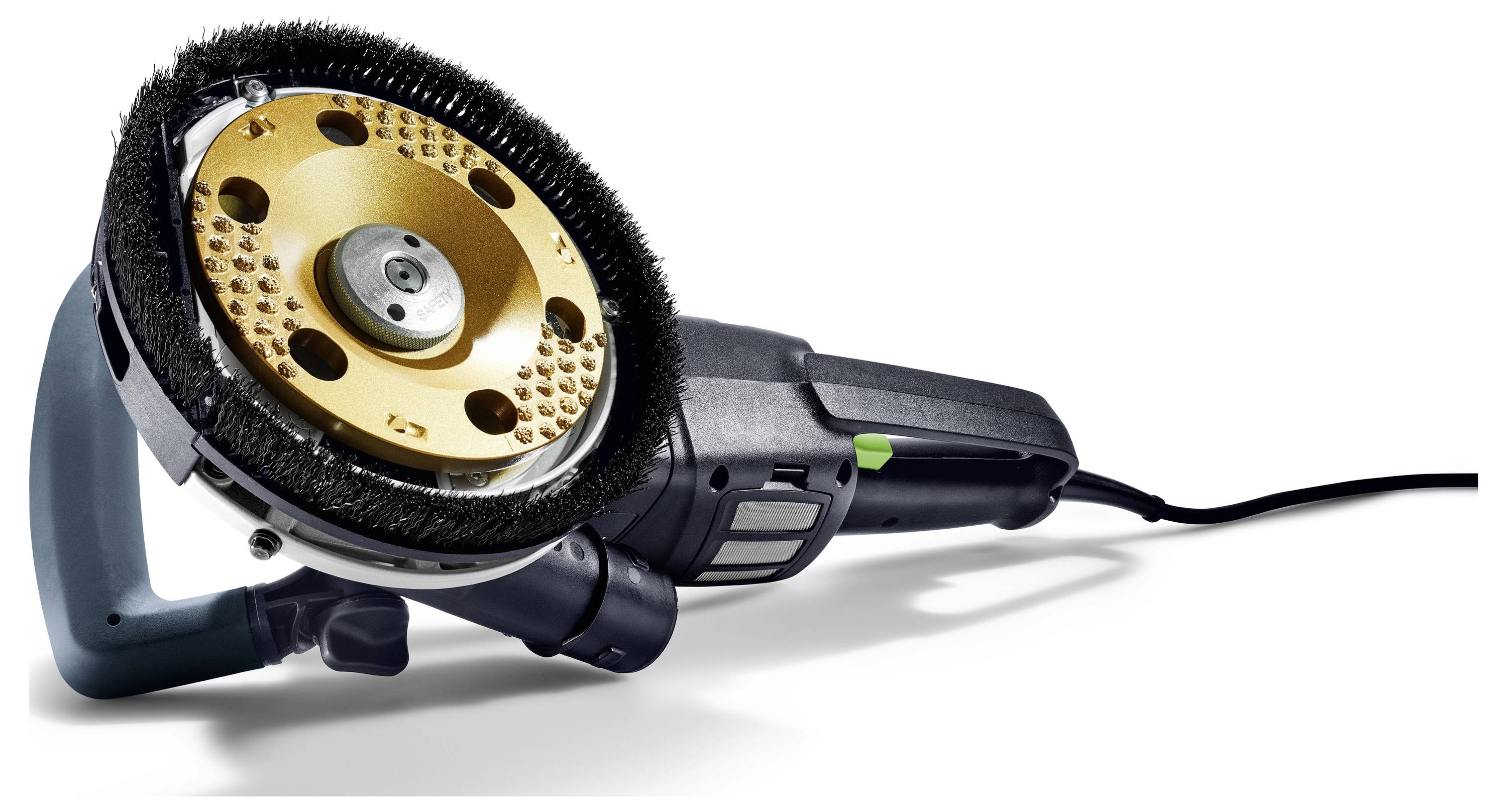 Ein Elektrowerkzeug mit einer goldenen Schleifscheibe und schwarzen Borsten, mit grauem Griff und Stromkabel, zum Oberflächenschleifen oder Polieren verwendet.