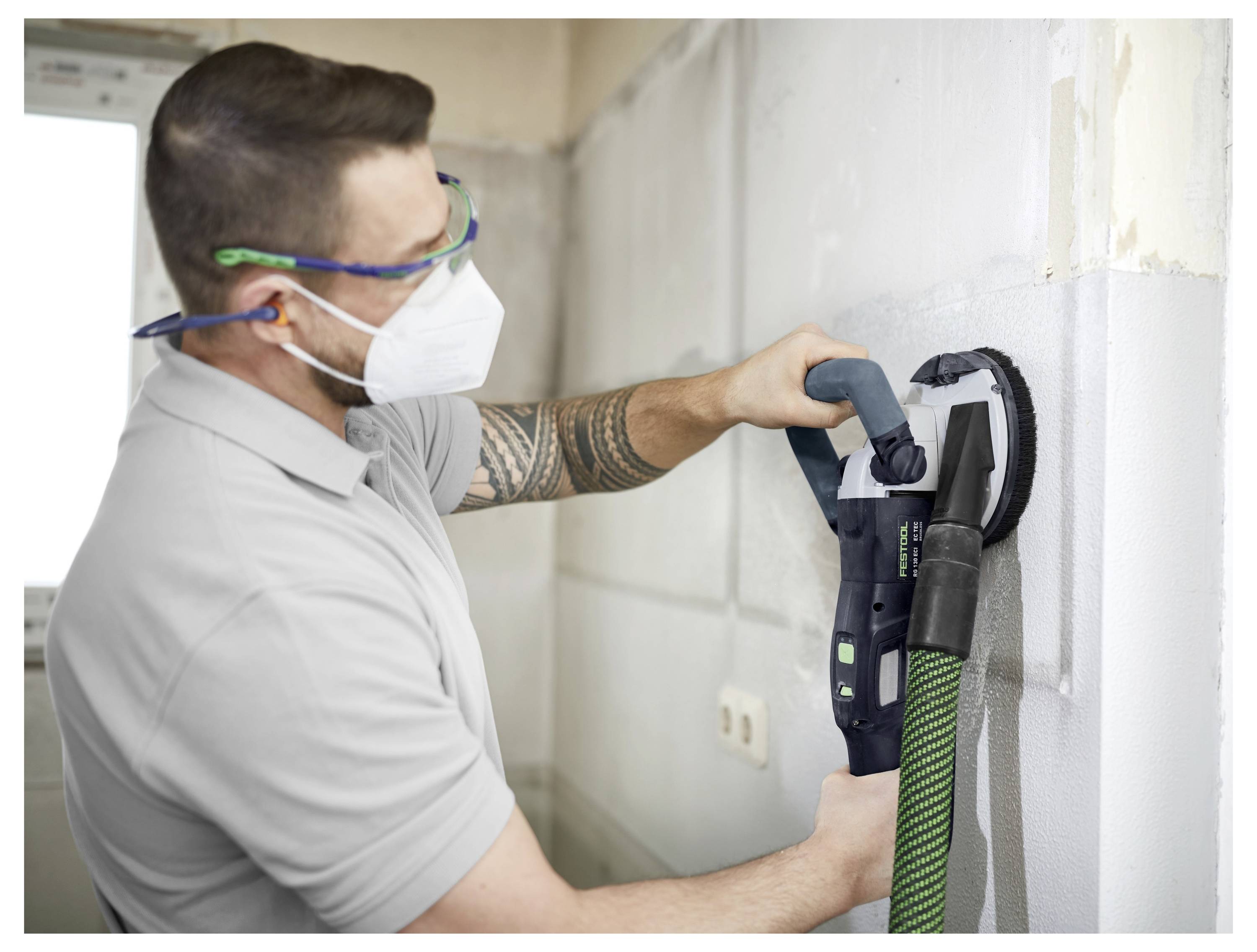 Eine Frau organisiert Lagerkisten in einem gut ausgestatteten Lieferwagen, der mit Regalen gefüllt ist, die mit ordentlich gestapelten Behältern und verschiedenen Werkzeugen gefüllt sind.