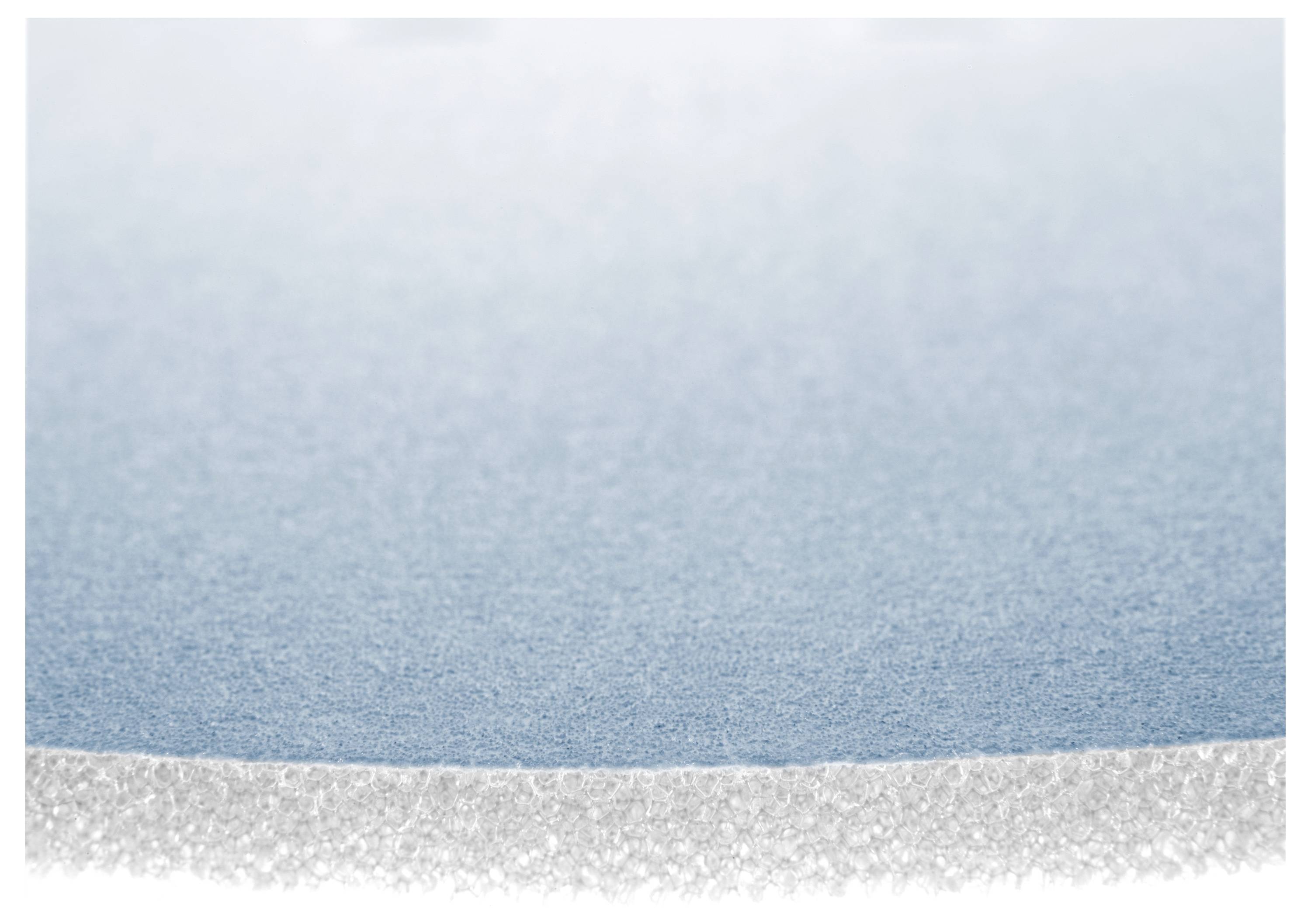 Ein Farbverlauf aus Blau und Weiß mit strukturiertem Hintergrund, der einen ruhigen Ozean oder Himmel ähnelt, mit sanften Übergängen von Weiß an der Basis zu Blau oben.