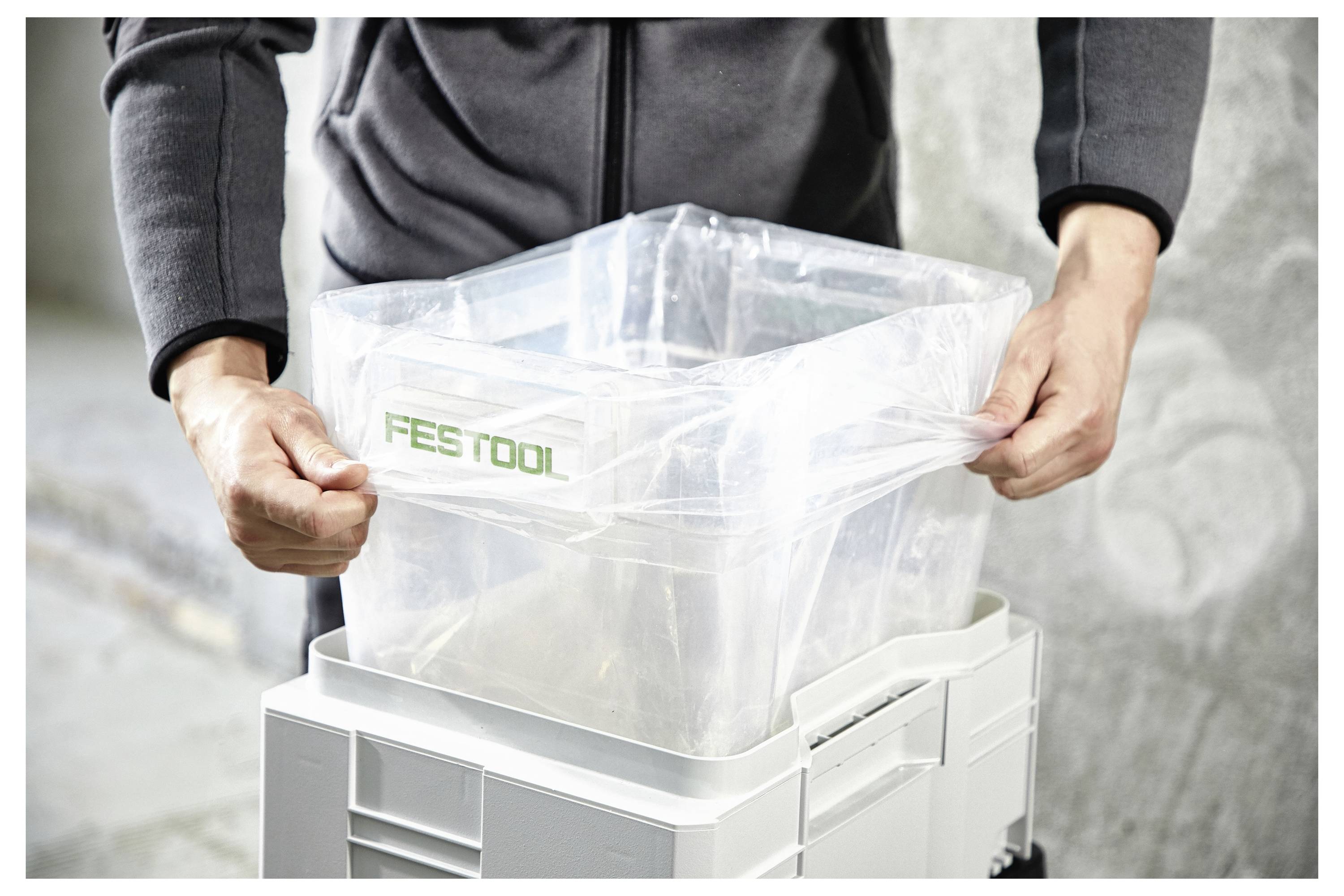 Eine Person verwendet einen elektrischen Schleiffer, um eine Holzoberfläche zu glätten, wahrscheinlich um das Holz zu überarbeiten oder für das Anstreichen oder Versiegeln vorzubereiten.