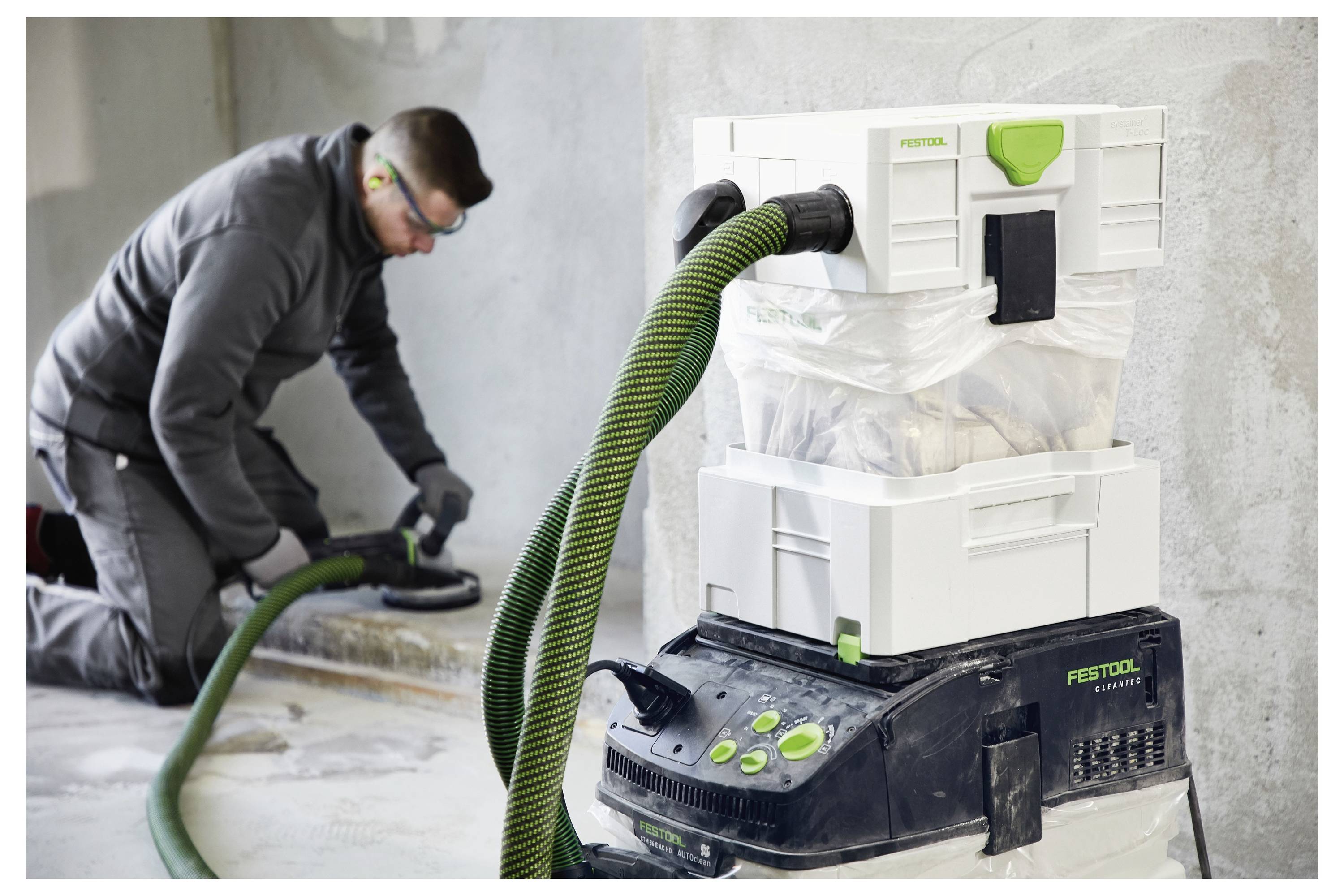 Eine Vielzahl von kreisförmigen Schleiftellern verschiedener Größen und Lochmuster sind gestapelt und angeordnet und zeigen die für Schleifwerkzeuge verfügbaren Typen.