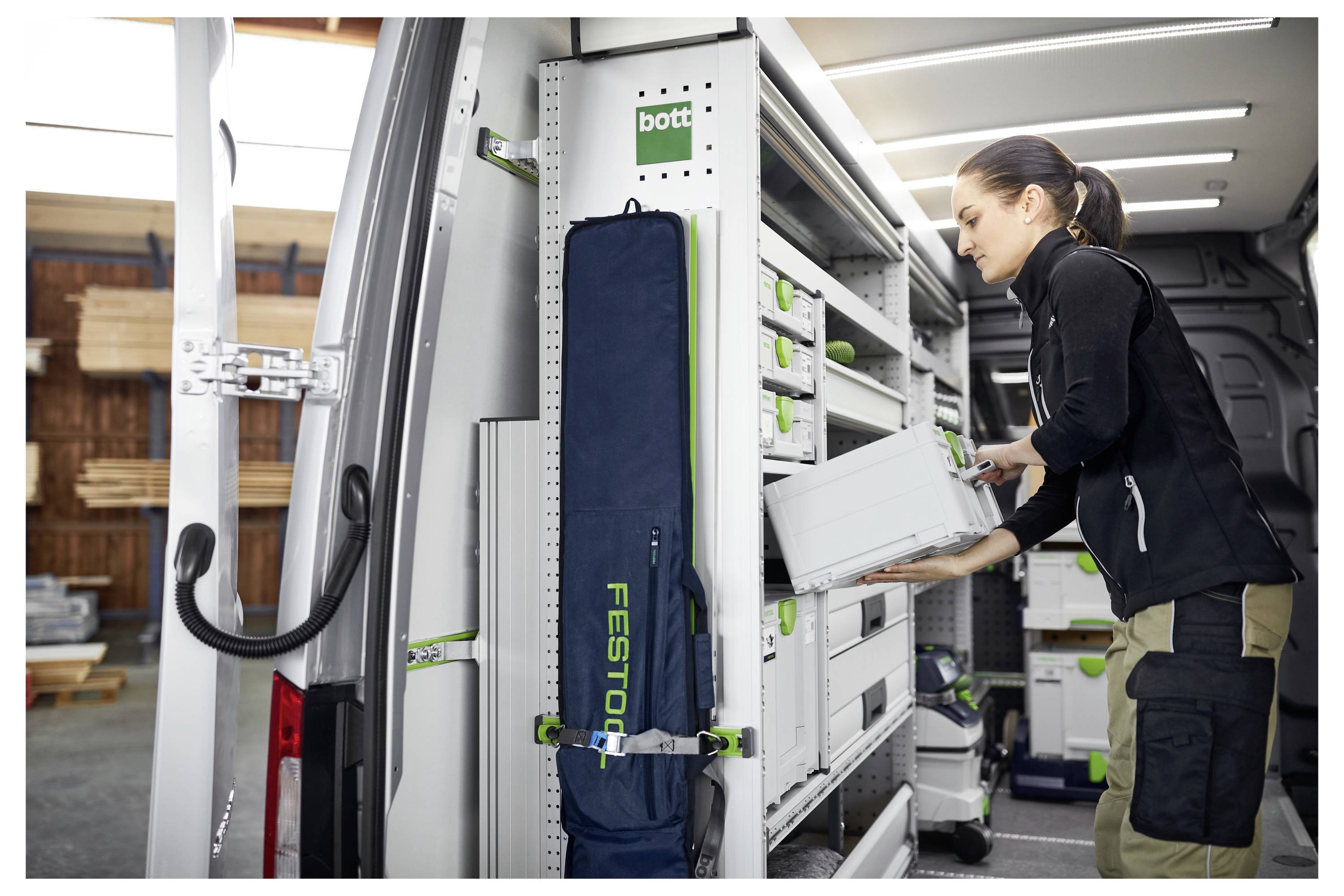 Person, die einen Elektroschleiffer auf einer Holzoberfläche verwendet, um die Kante zu glätten. Die Nahaufnahme konzentriert sich auf das Werkzeug und die Handlung.