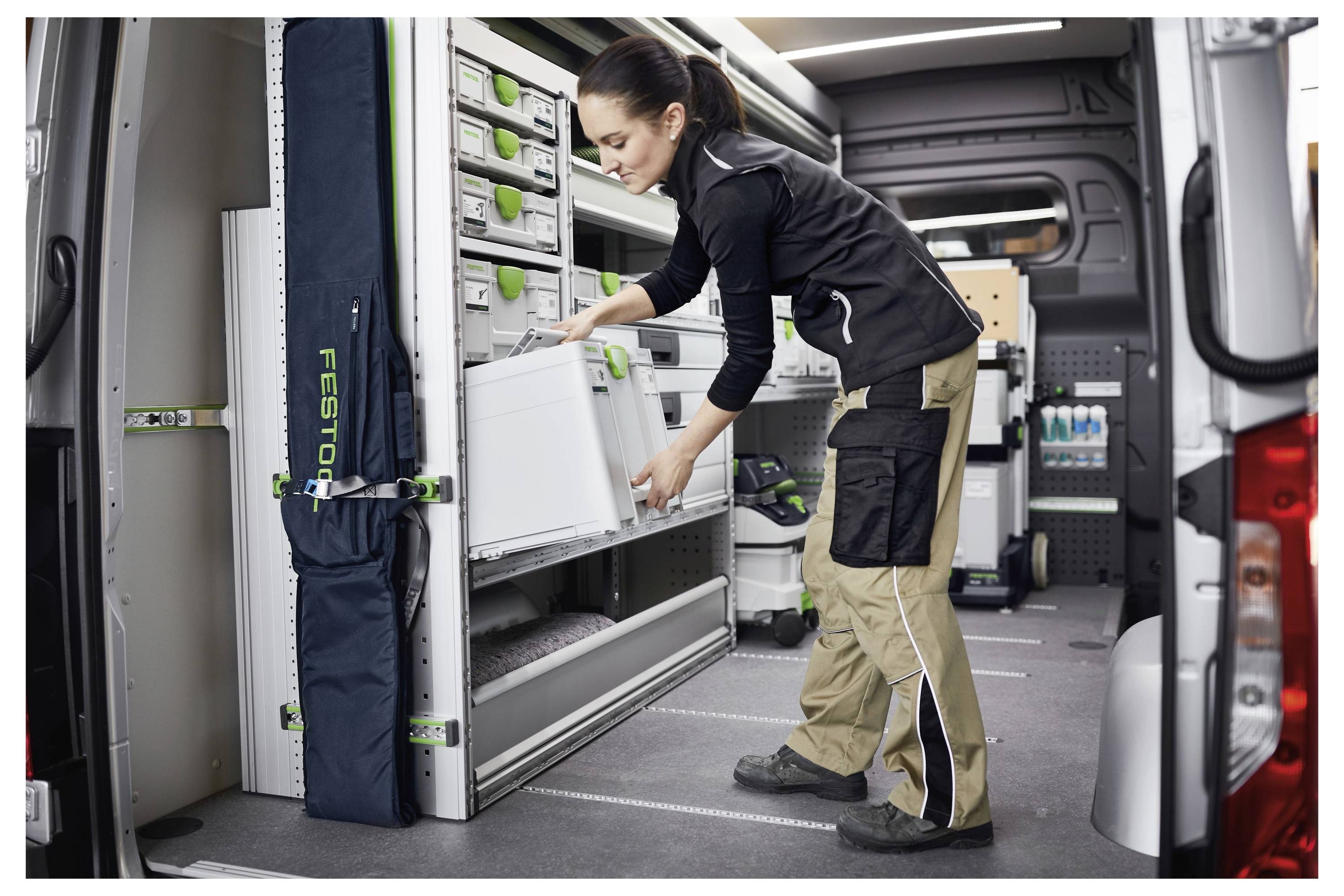 Größentabelle für Kleidung: A (Brustumfang), B (Taillenumfang), C (Hüftumfang) Messungen in cm. Größen S bis XXXL werden mit entsprechenden Messbereichen angezeigt.