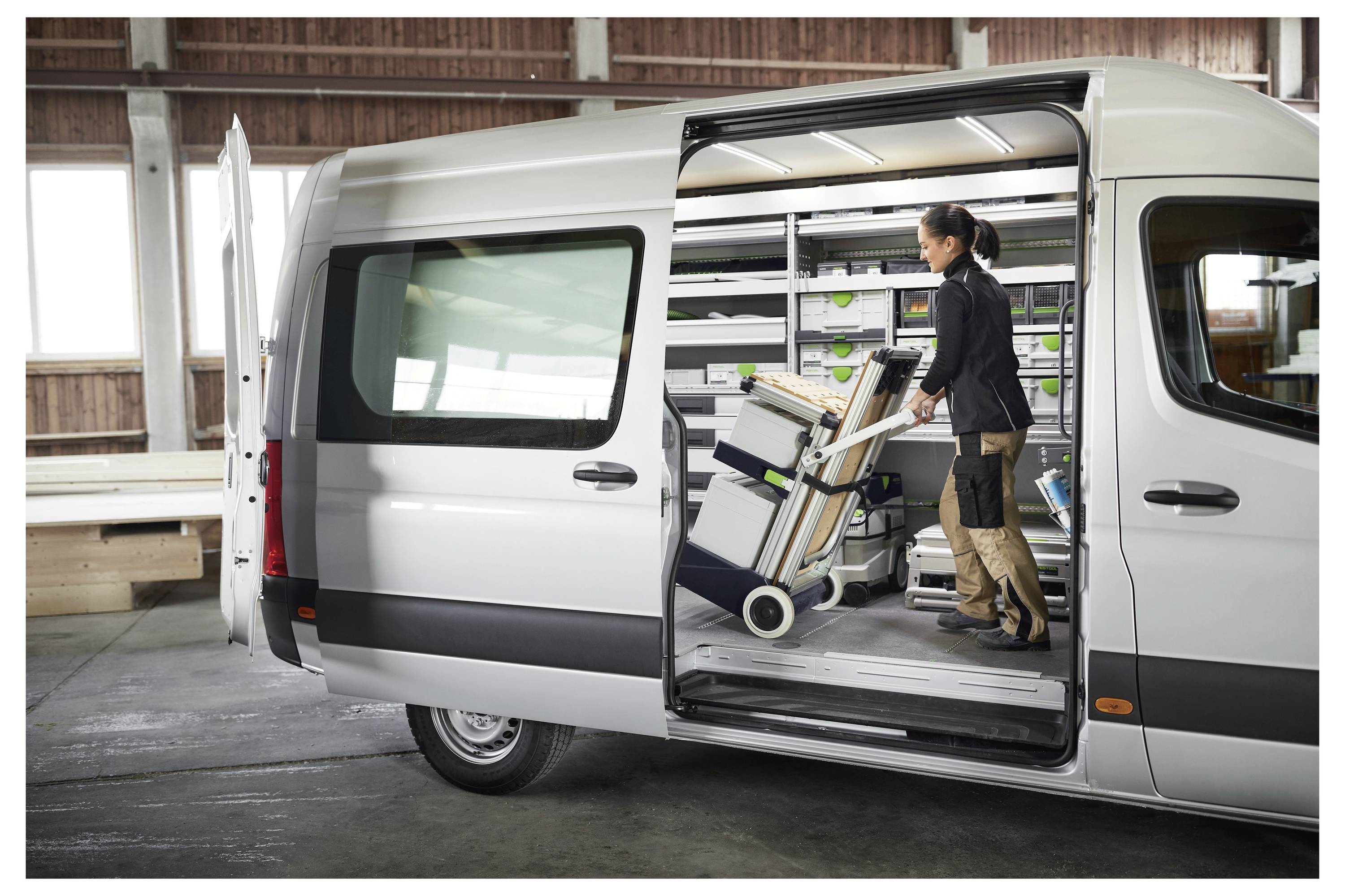 Eine Metallradmutter mit sechskantigem Kopf und gerilltem Schaft, verwendet zum Befestigen von Rädern an Fahrzeugen.