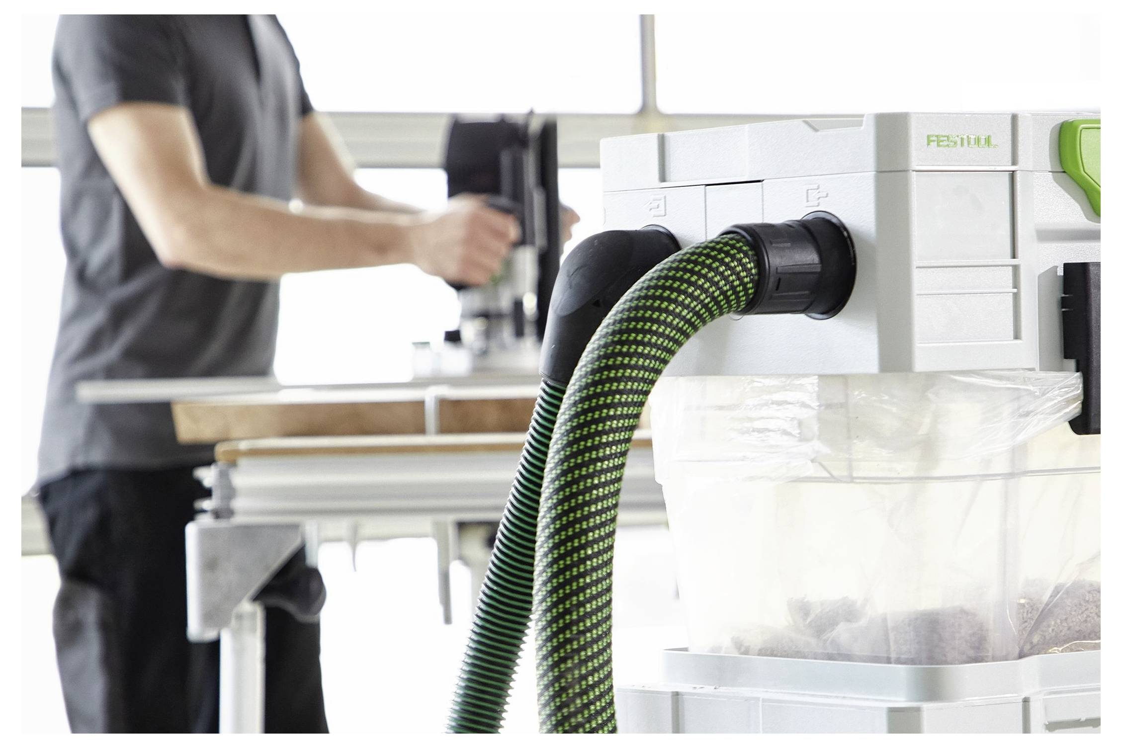 Ein Blatt blaues Schleifpapier mit feiner Körnung wird auf einem einfachen Hintergrund angezeigt.