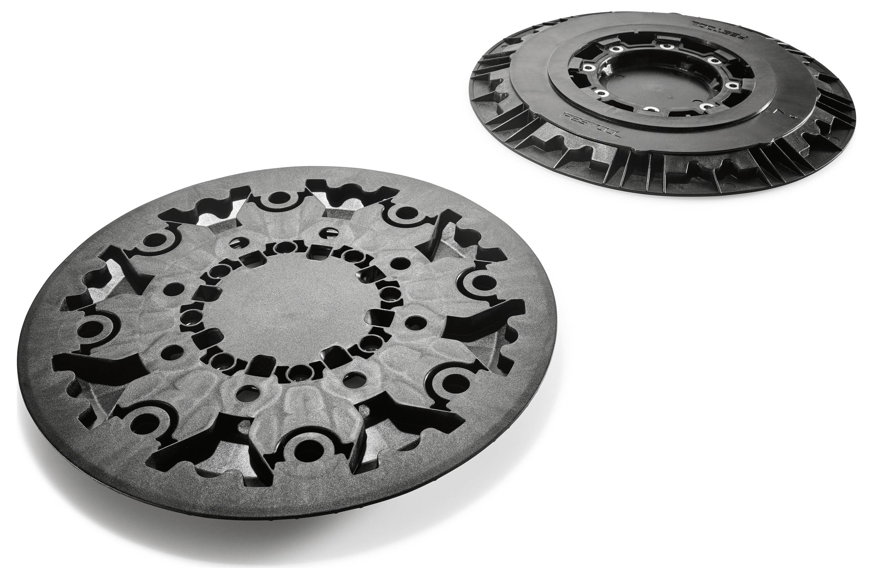 Zwei schwarze Rundplatten mit aufwendigen Ausschnittmustern, aus verschiedenen Blickwinkeln gezeigt. Die Platte im Vordergrund zeigt sichtbare zahnradähnliche Strukturen.