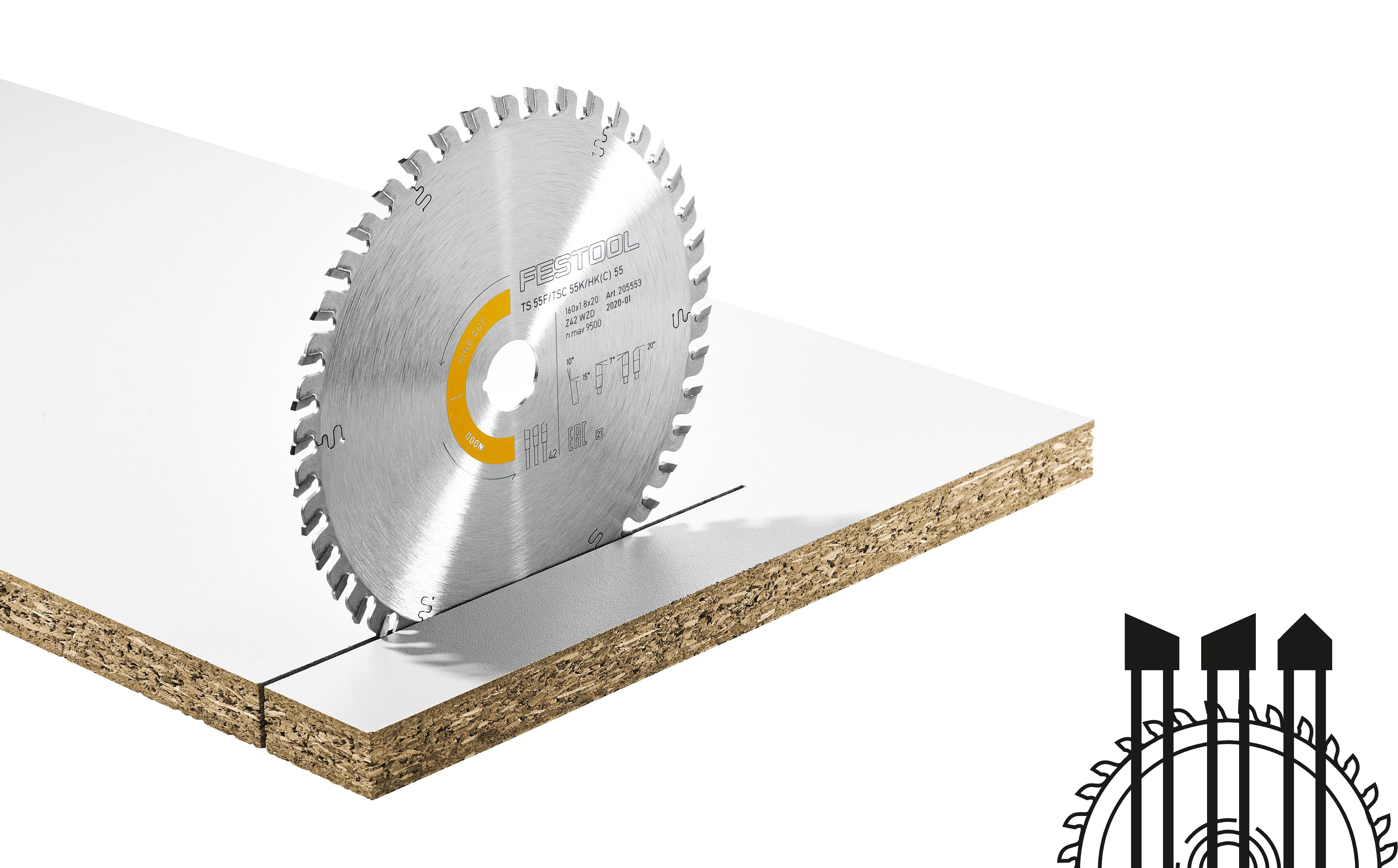 Eine Kreissägeblatt schneidet durch ein Stück Spanplatte. Der Querschnitt und die Schichten des Bretts sind sichtbar.