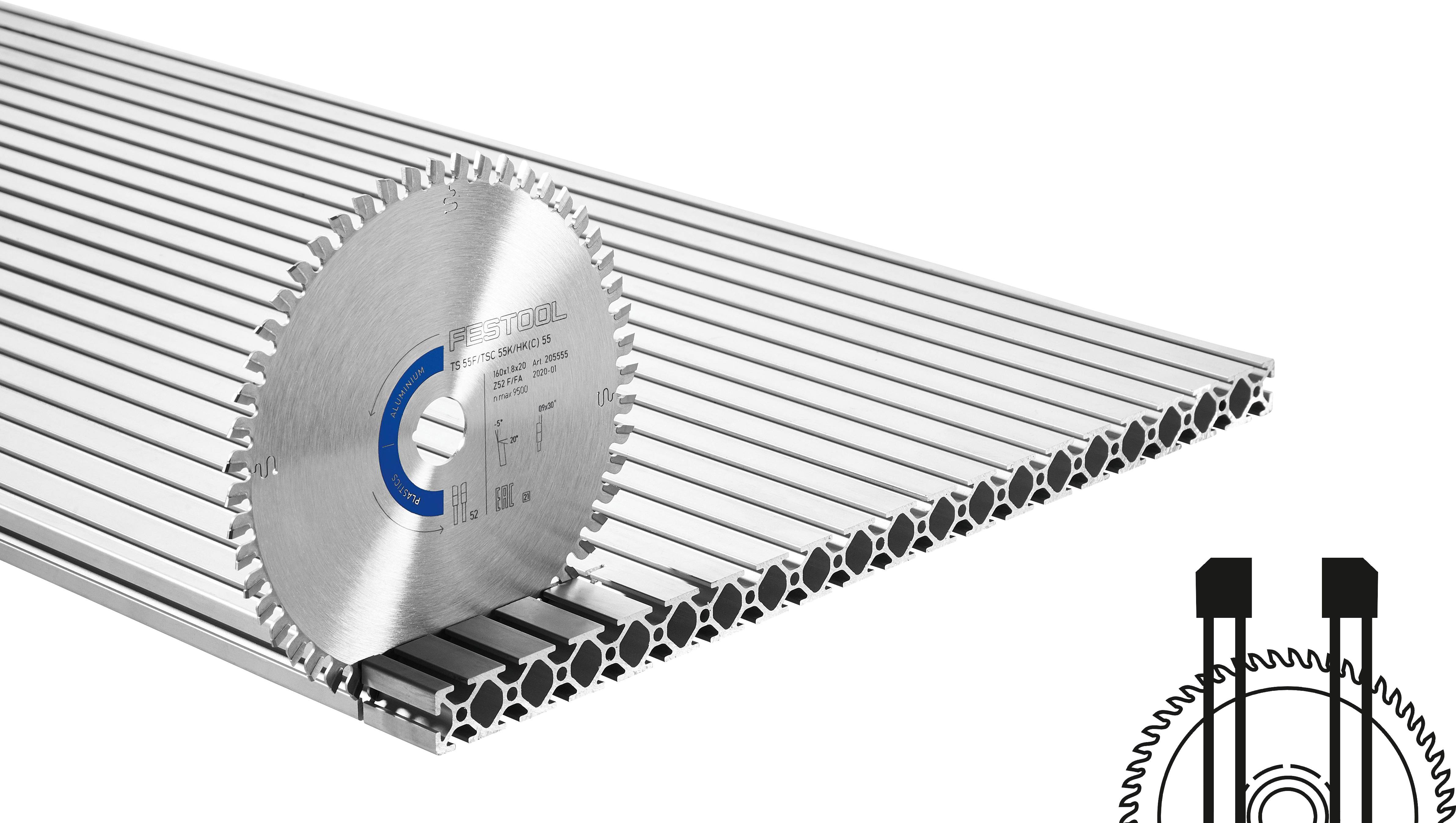 Eine silberne Sägeblatt ruht auf einer metallischen, rechteckigen Extrusion mit mehreren parallelen Nuten. Ein eingefügtes Diagramm zeigt den Querschnitt der Extrusion.