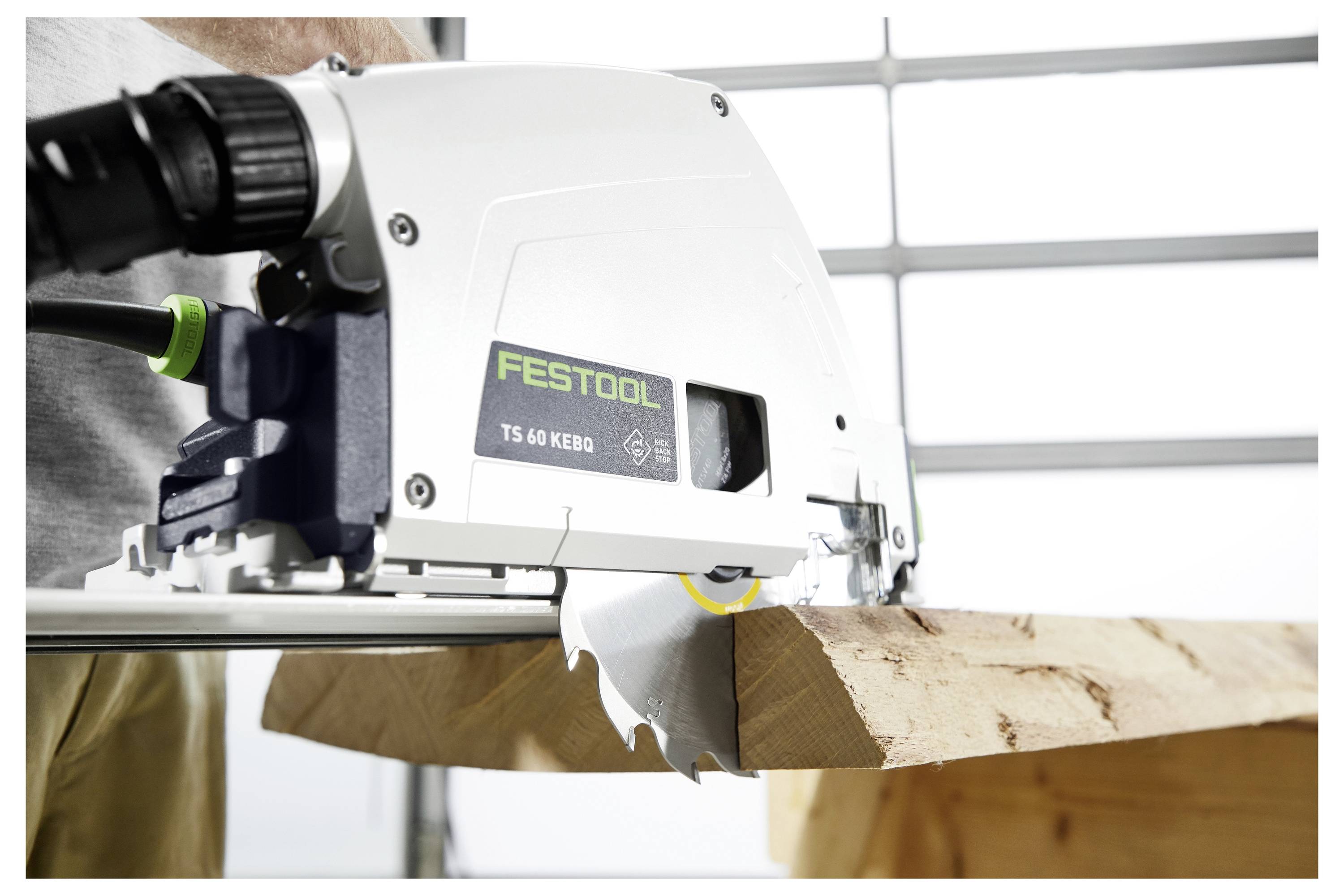 „Eine Hand hält eine Festool-Akku-Kollationiermaschine gegen eine Wand, um sich auf das Befestigen von Schrauben vorzubereiten. Ein weiteres Werkzeug ist daneben mit geladenen Schrauben zu sehen.