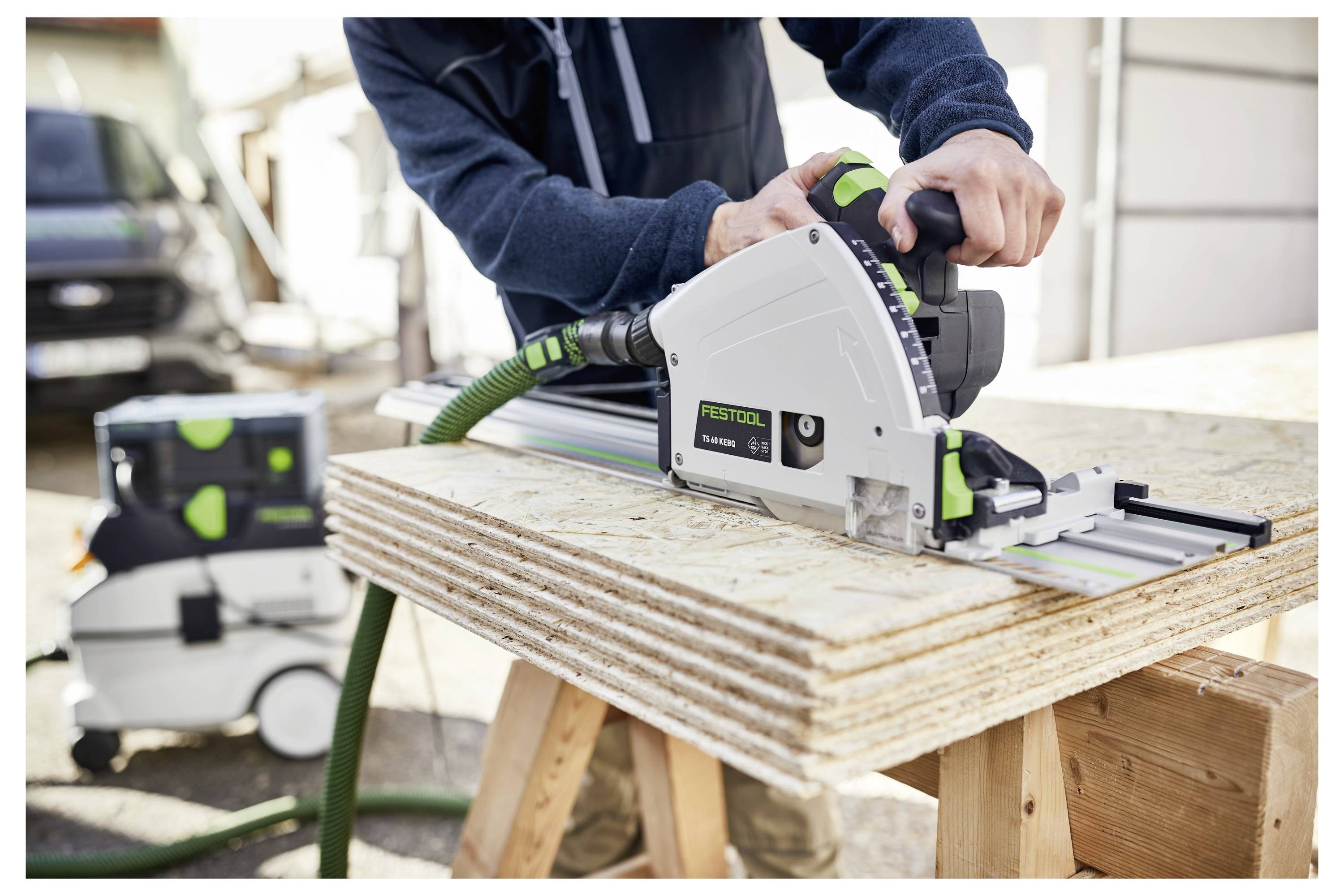 Ein blauES rechteckiges Schleifpapiertuch mit strukturierter Oberfläche.