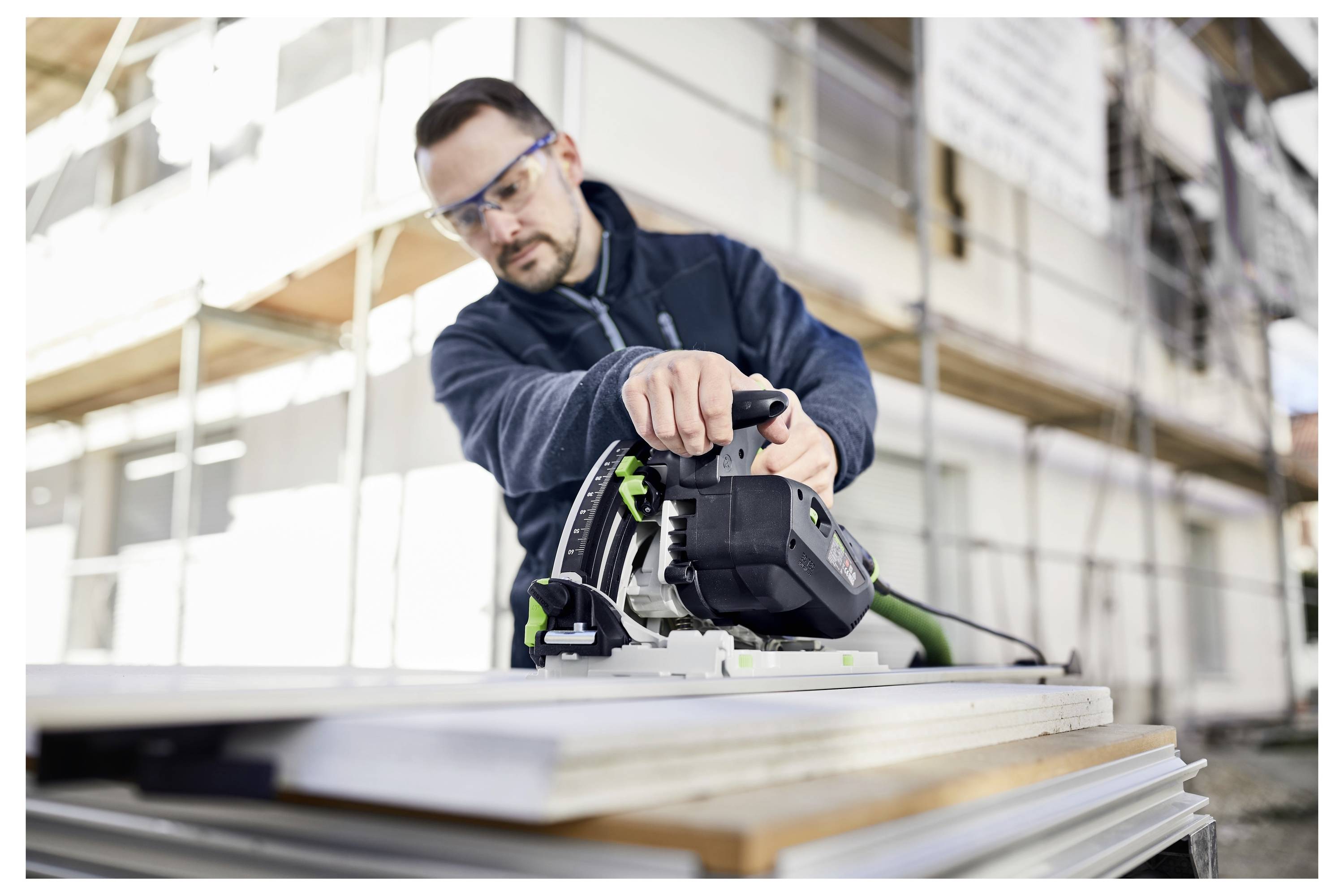 Ein Bohrmeißel ist über einem Stück Schichtmaterial positioniert und zeigt Messungen mit Pfeilen, die vertikal mit „NL