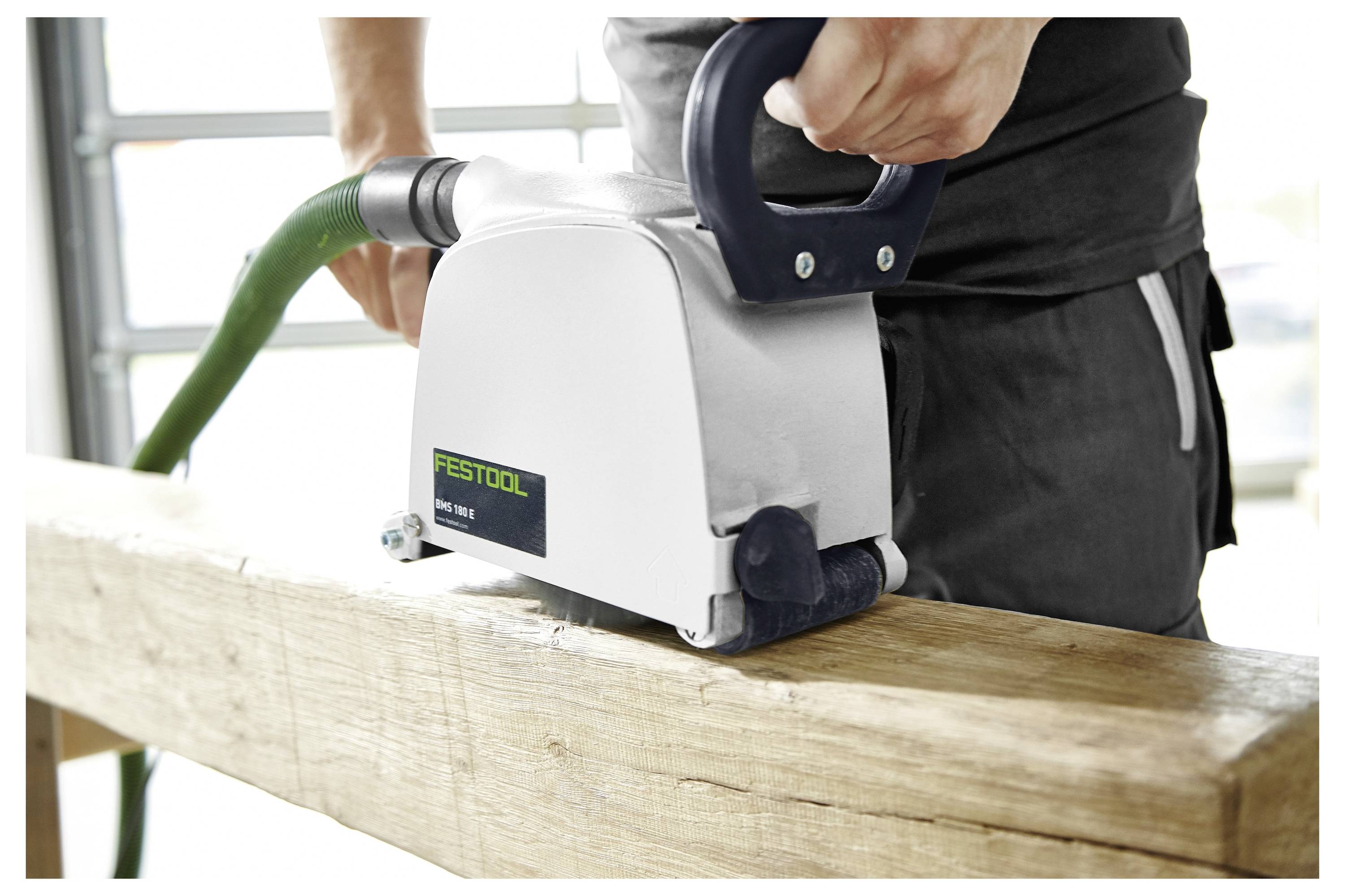 Schwarzer KVM-Umschalter mit vorderen USB-Anschlüssen, Rack-Montagebauweise und Marklogo, typischerweise zur Verwaltung von Serververbindungen verwendet.