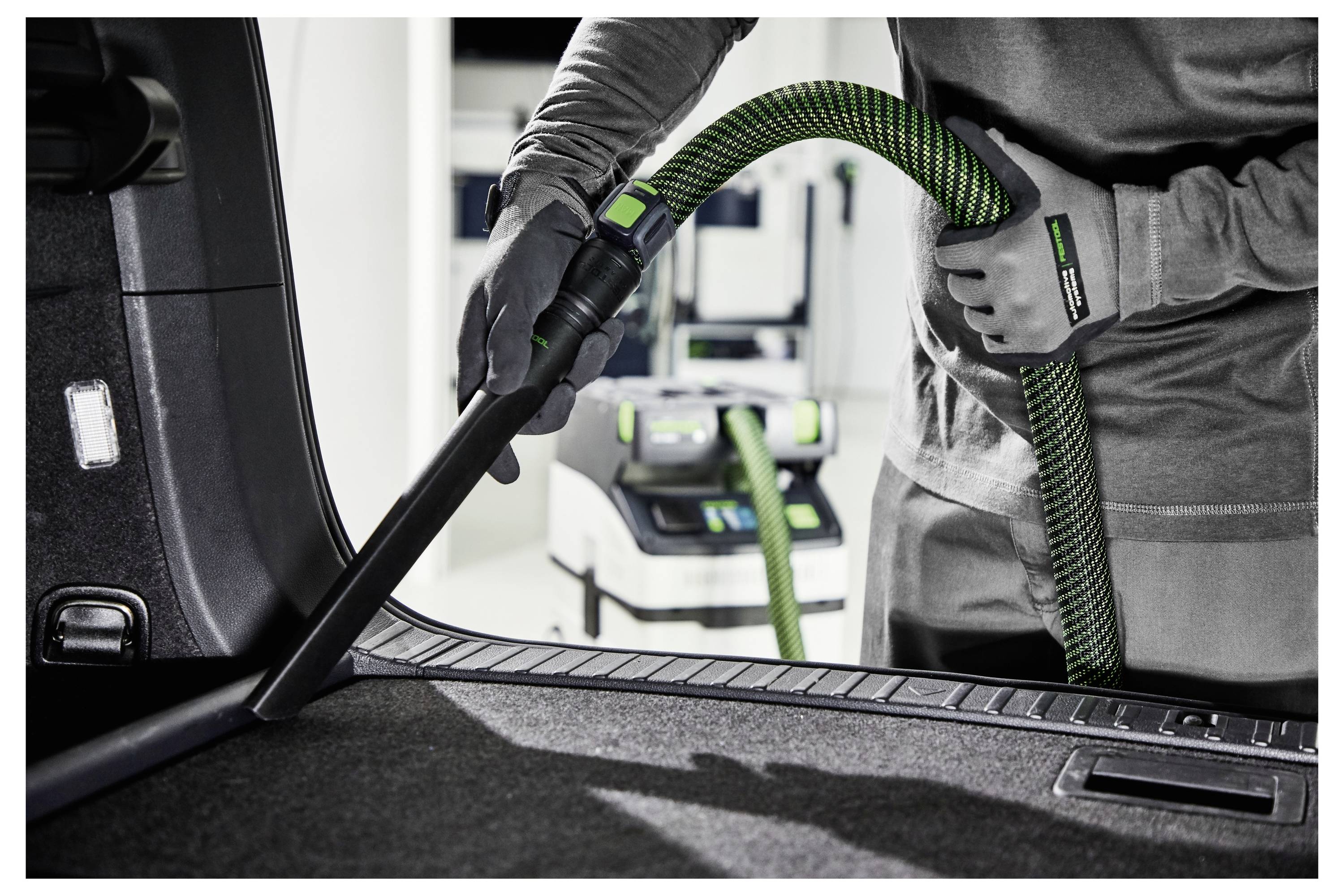 Ein rechteckiger elektrischer Schleiffer mit der Bezeichnung „Festool RS 300 EQ