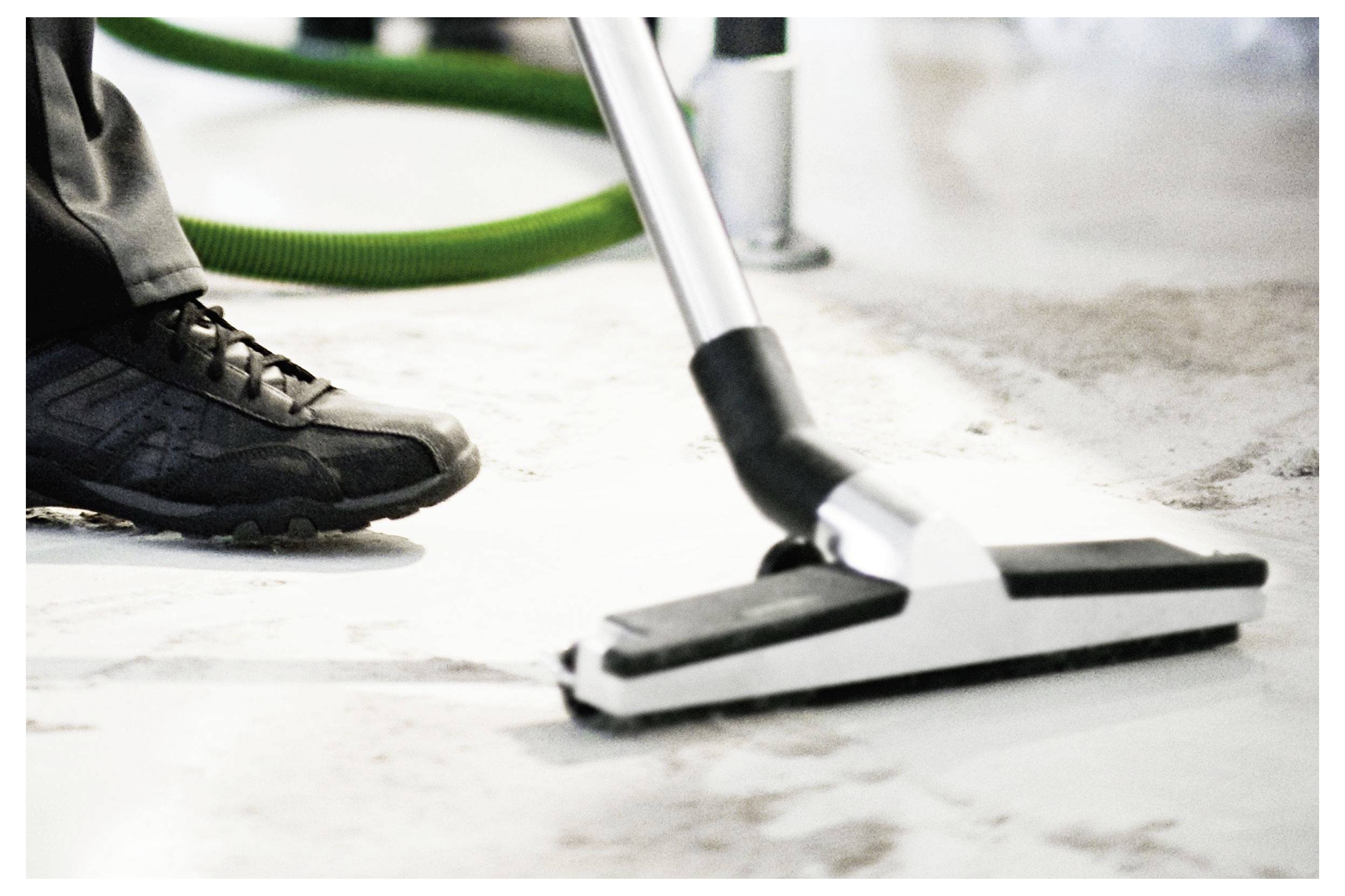 „Zwei kreisförmige Schleifpads; eines zeigt die strukturierte Schleifmitteloberfläche, das andere zeigt die Gewindebefestigung aus Metall.