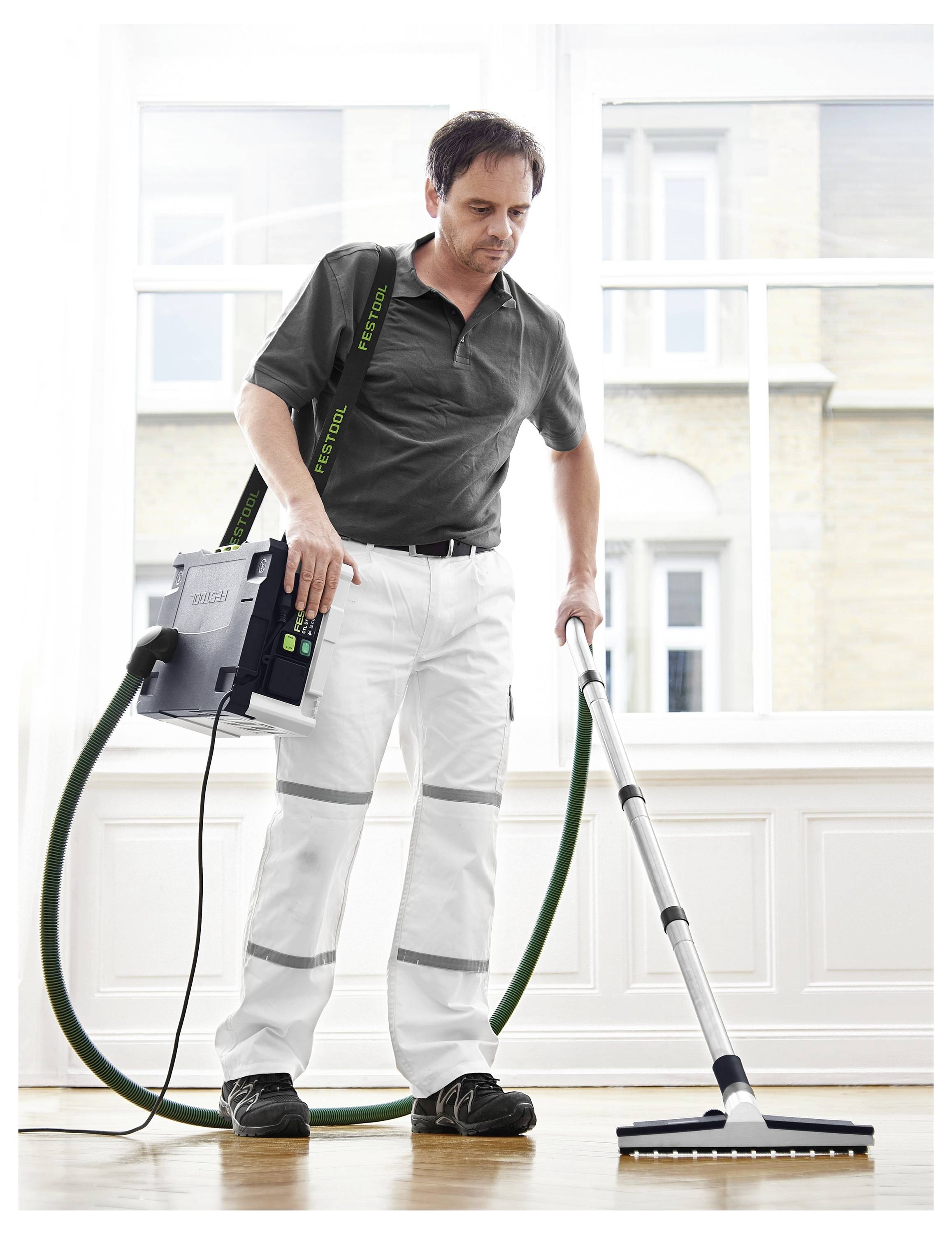 Schleifscheiben und -blätter in verschiedenen Formen und Größen, die in Stapeln angeordnet sind, einschließlich kreisförmiger, rechteckiger und dreieckiger Stücke.