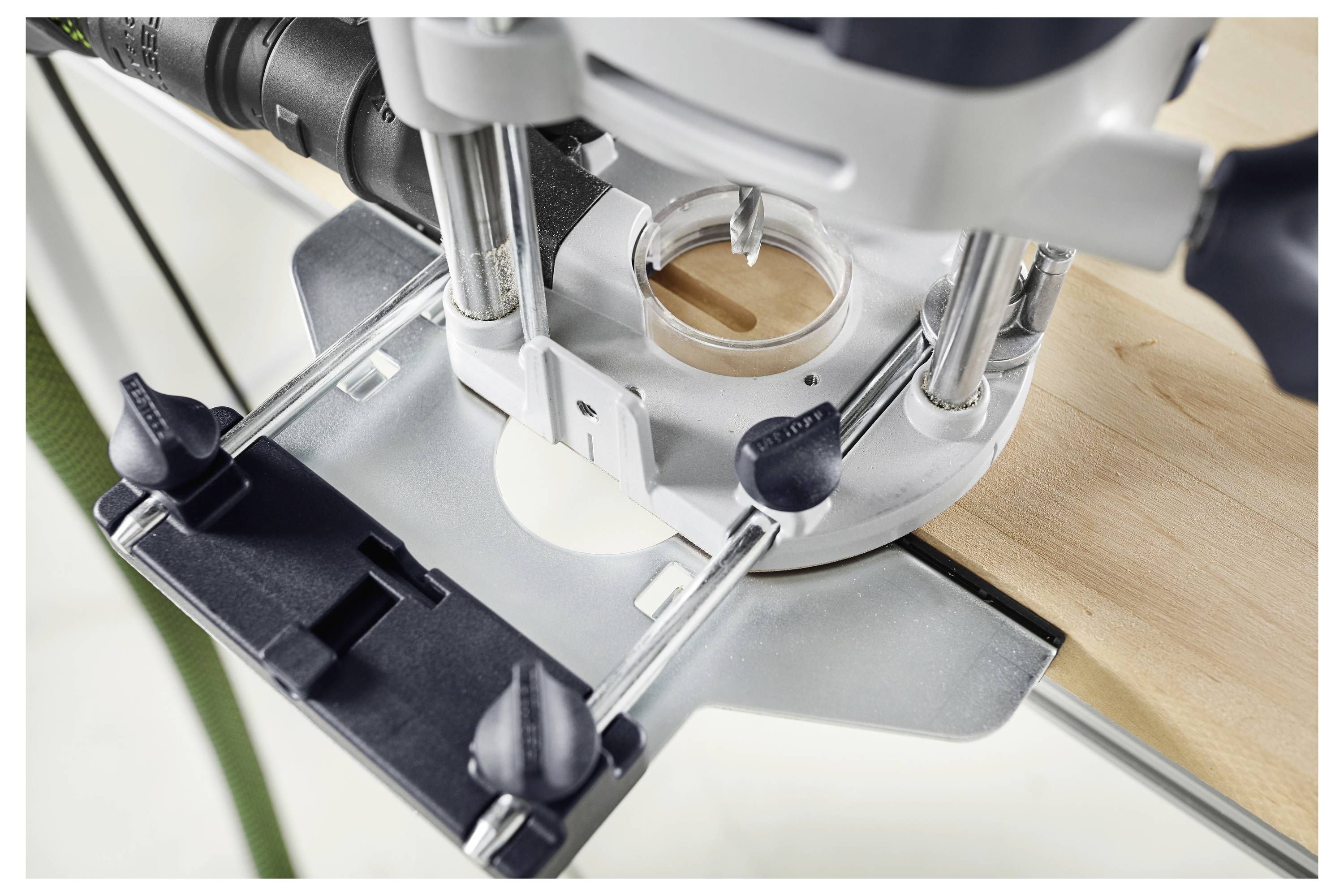 Ein elektrischer Schleiffer glättet eine Holzoberfläche, mit sichtbaren Bereichen von rohem und geschliffenem Holz auf einer Werkbank.