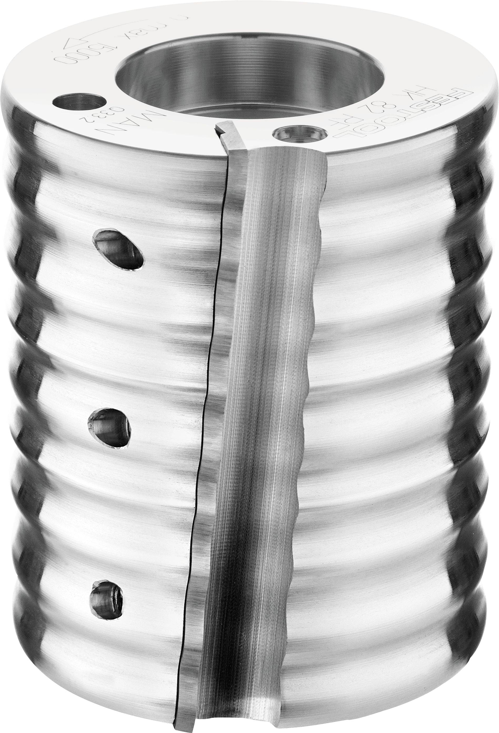 Eine glänzende, metallische Wellenkupplung mit Schlitzen und Spiraldesign, die mehrere Bohrungen und Nuten für mechanische Verbindung und Ausrichtung aufweist.