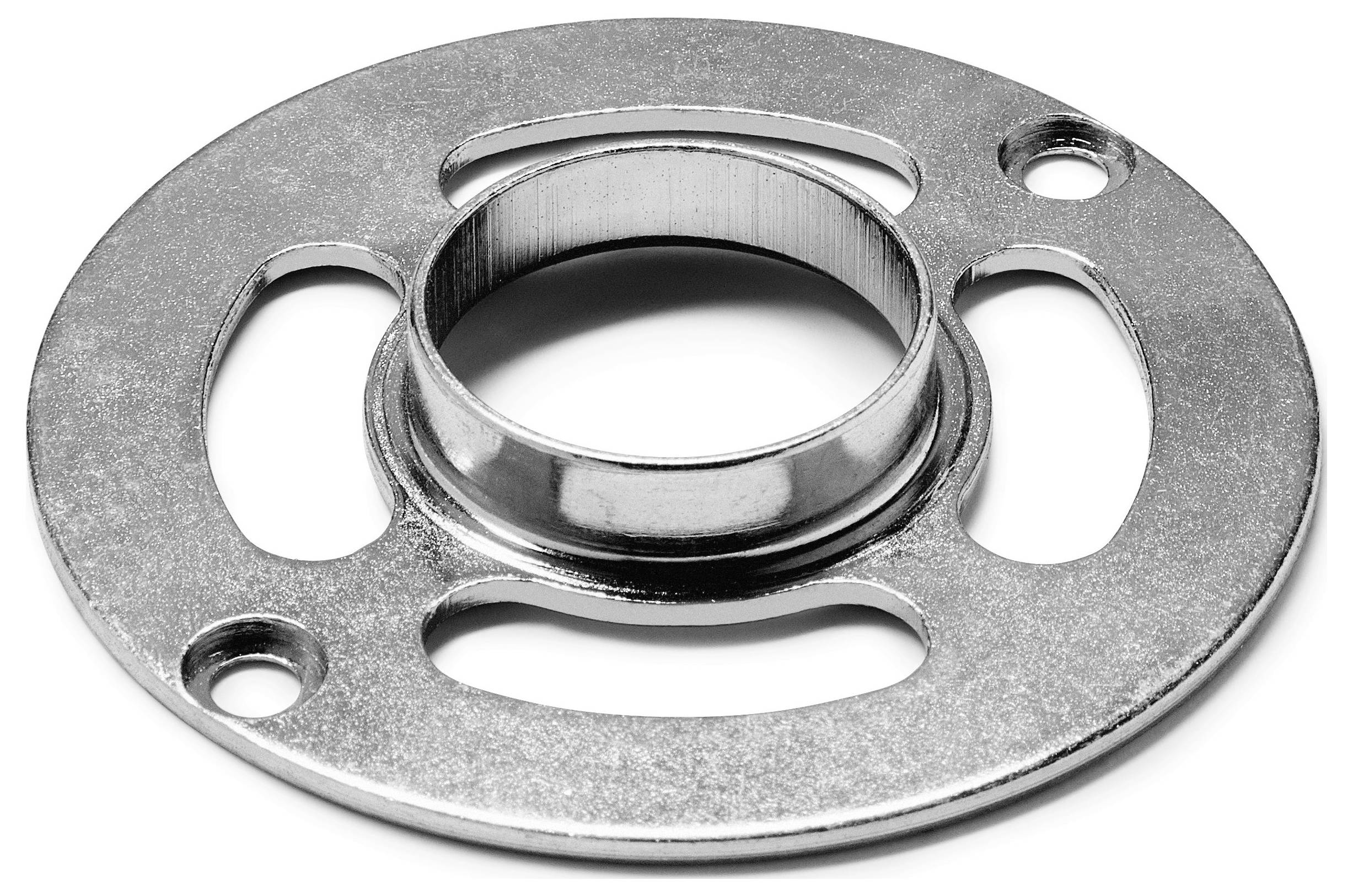 Eine runde Metallmontageklammer mit einem zentralen Loch, zwei Schlitzen auf jeder Seite und zwei kleineren Löchern für Schrauben, die zum Befestigen von Komponenten verwendet wird.