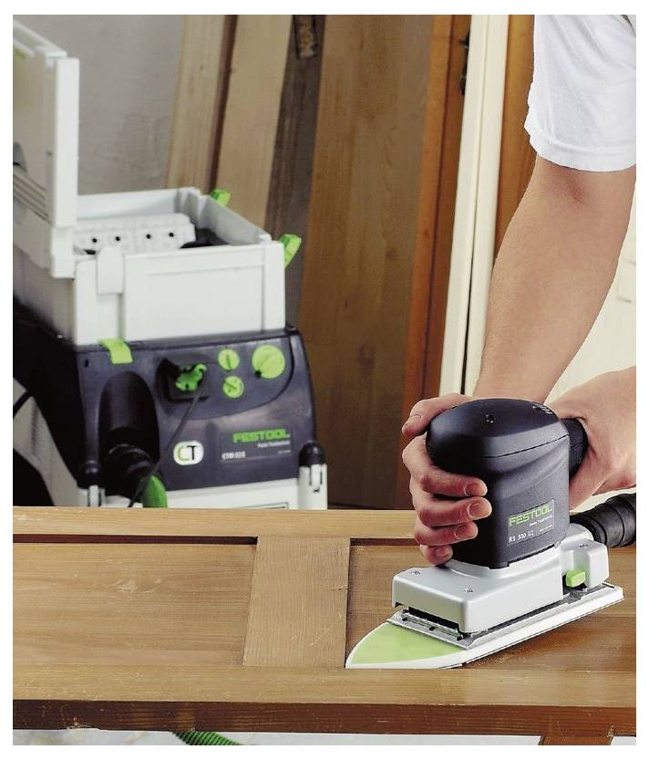 Eine Person verwendet einen Festool-Schleiffer an einer Holztür; ein Festool-Staubabzug ist im Hintergrund sichtbar.