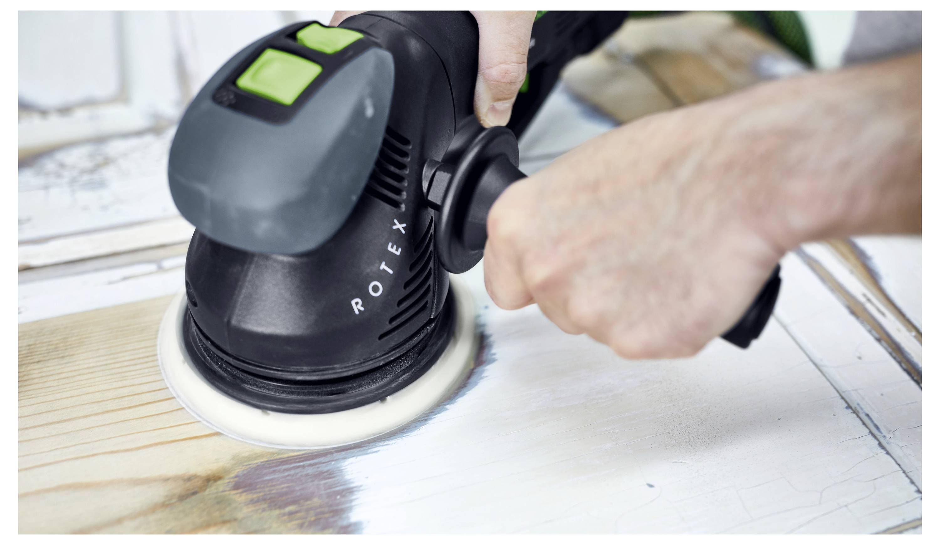 Eine Person benutzt einen Festool-Fräser auf einem Holzbrett und demonstriert präzise Holzbearbeitung.