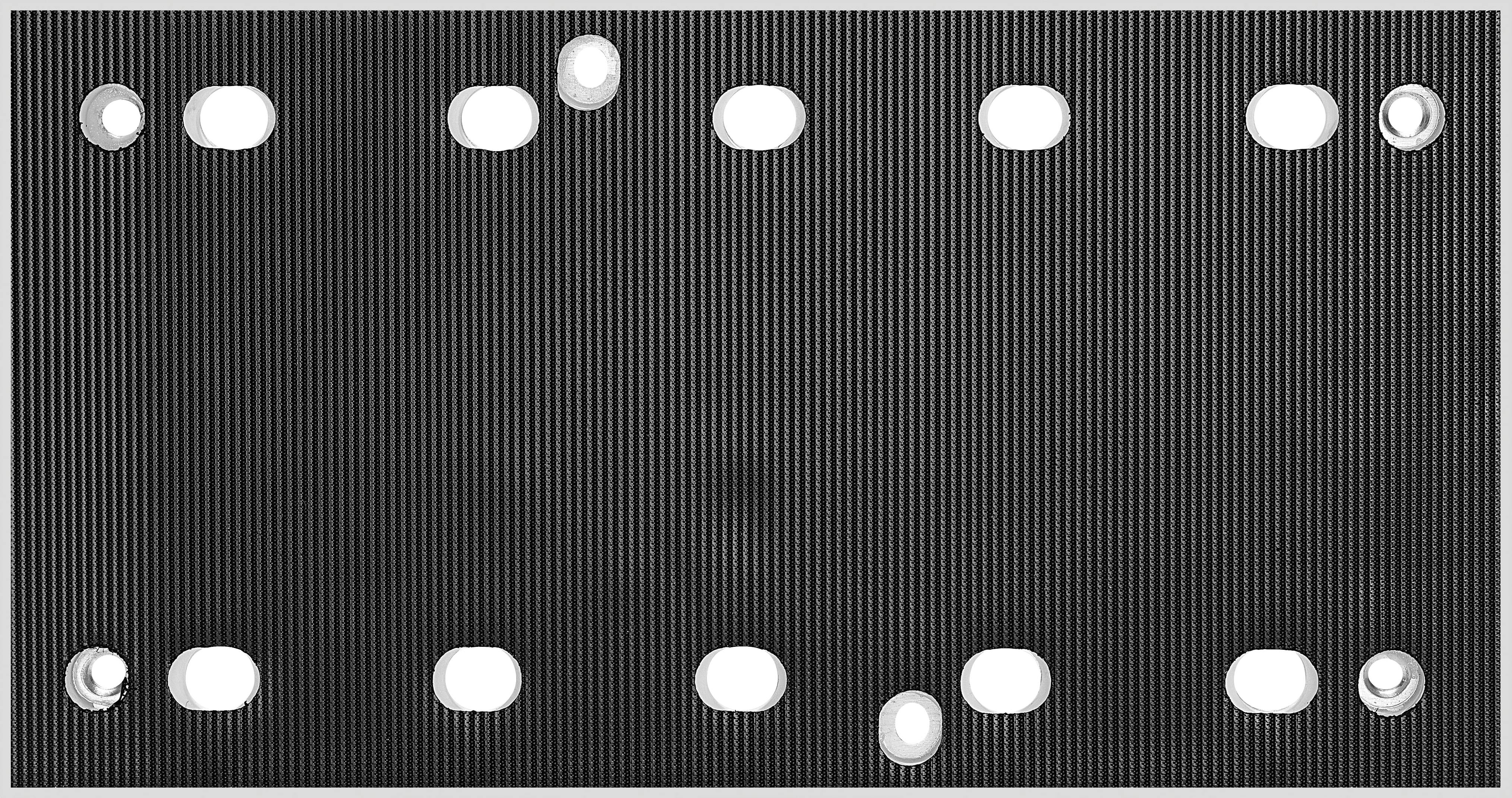 Eine rechteckige dunkelgraue Platte mit vertikalen Rillen und zwölf gleichmäßig verteilten Löchern, die zum Verbinden von Komponenten in mechanischen oder Konstruktionsanwendungen verwendet wird.