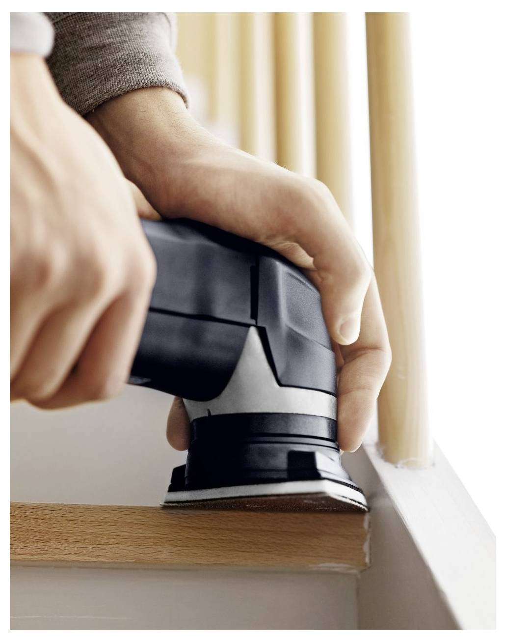 Ein hölzernes Zapfen- und Lochzapfengelenk, das einen vertikalen Pfosten mit einem Lochzapfen und einen horizontalen Balken mit einem Zapfen zeigt, was die Holzbearbeitungsmontage demonstriert.