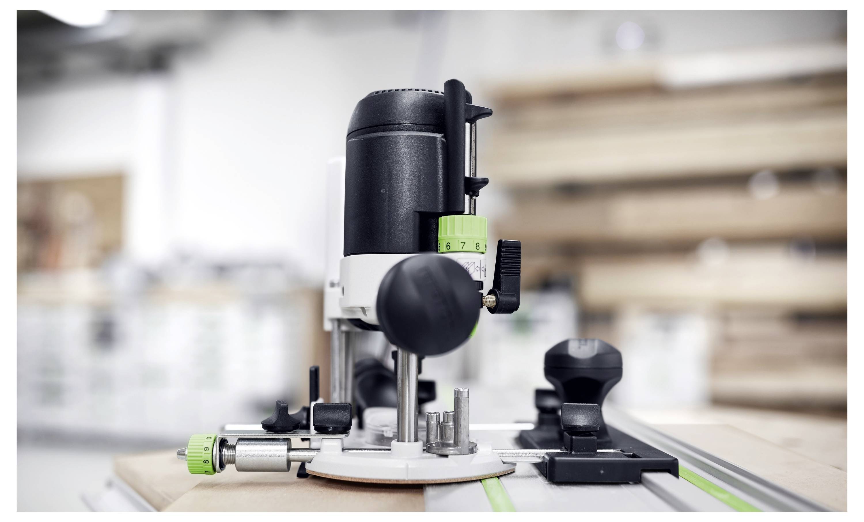 Ein hochpräzisions-Fräswerkzeug auf einer Werkbank, das für die Holzbearbeitung verwendet wird und Messjustierungen sowie ein Fokussierrad für detaillierte Arbeiten aufweist.