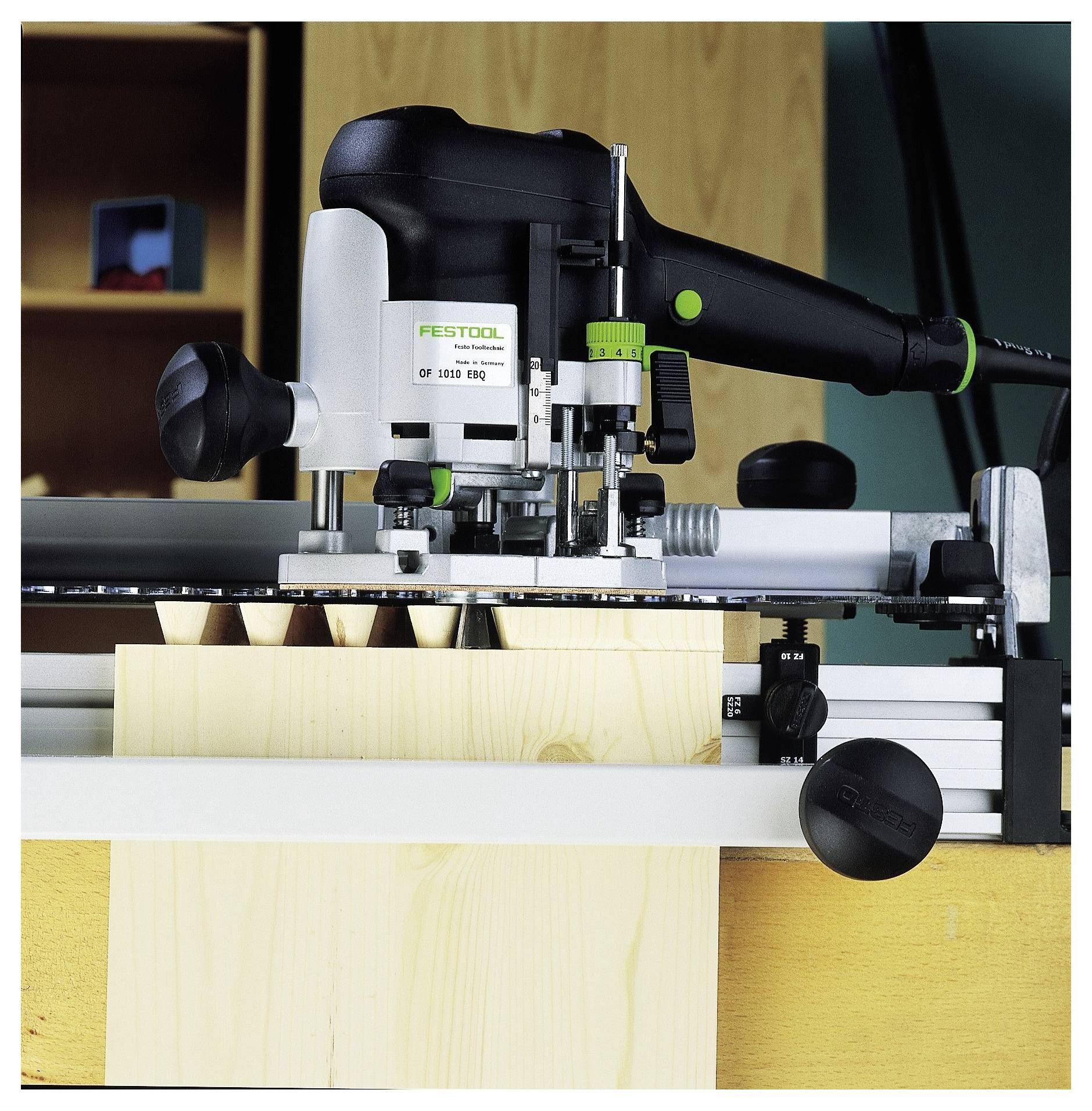 Verschiedene Formen und Stapel grüner Schleif-Schleifscheiben und -blätter sind angeordnet und zeigen eine Vielzahl von Schleifoptionen.