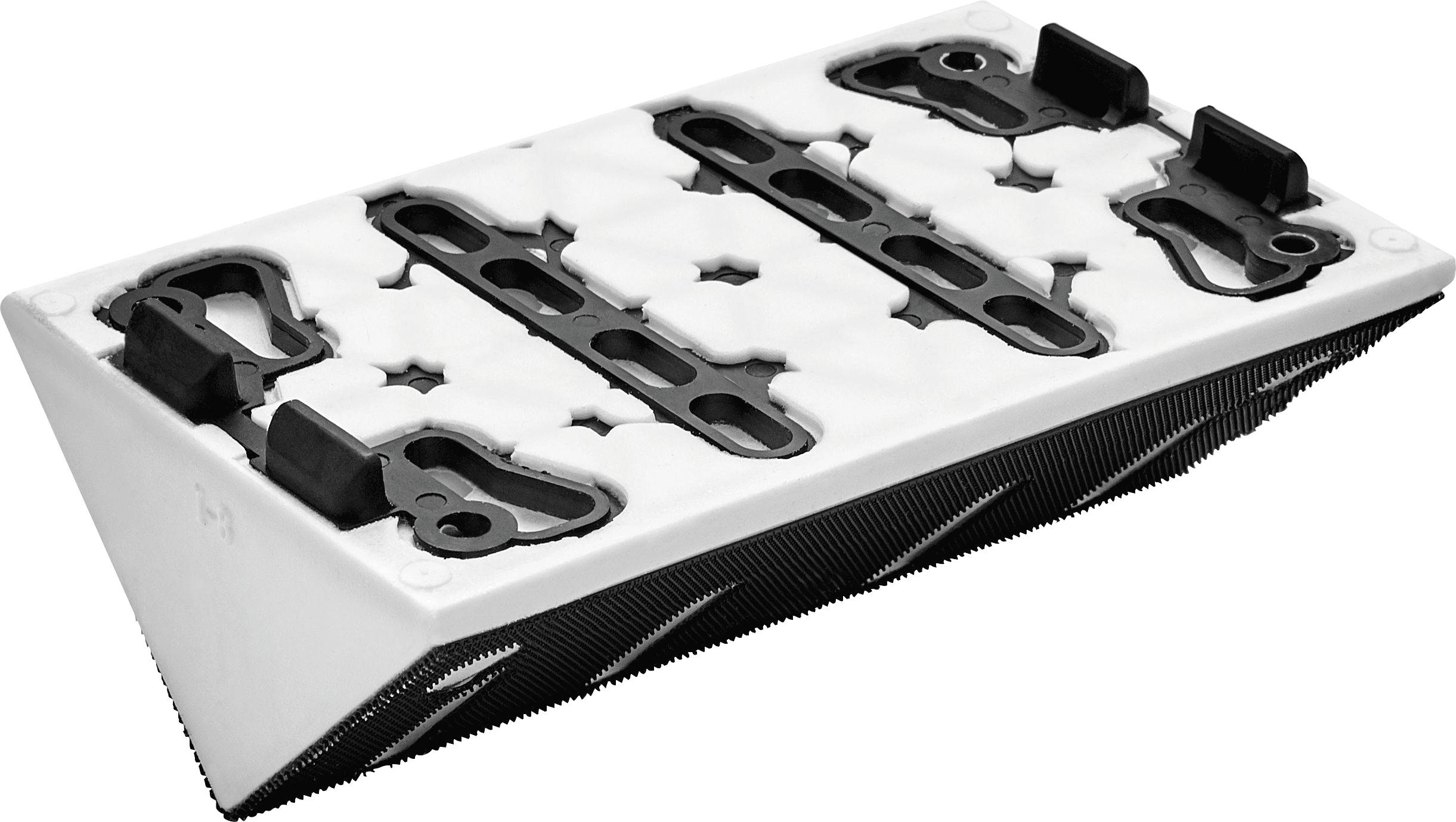 Ein schwarzweißes, dreieckiges 3D-gedrucktes Objekt mit geometrischen Ausschnitten auf der Oberfläche, möglicherweise eine technische oder industrielle Komponente.