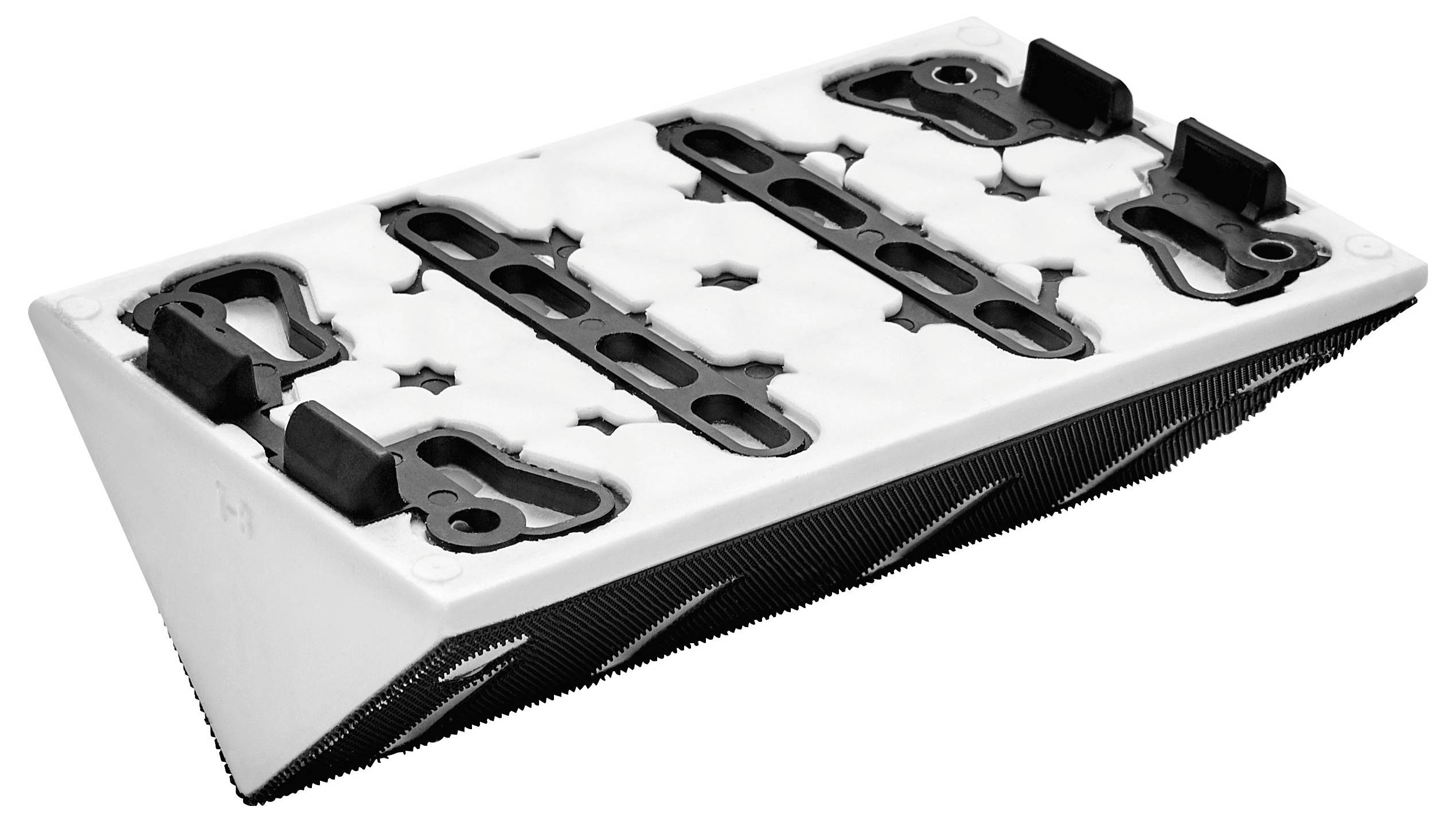 Rechteckiges schwarz-weißes 3D-gedrucktes Objekt mit Schlitzen und gekrümmten Ausschnitten oben, das einer Halterung oder Basis für Ausrüstung ähnelt.