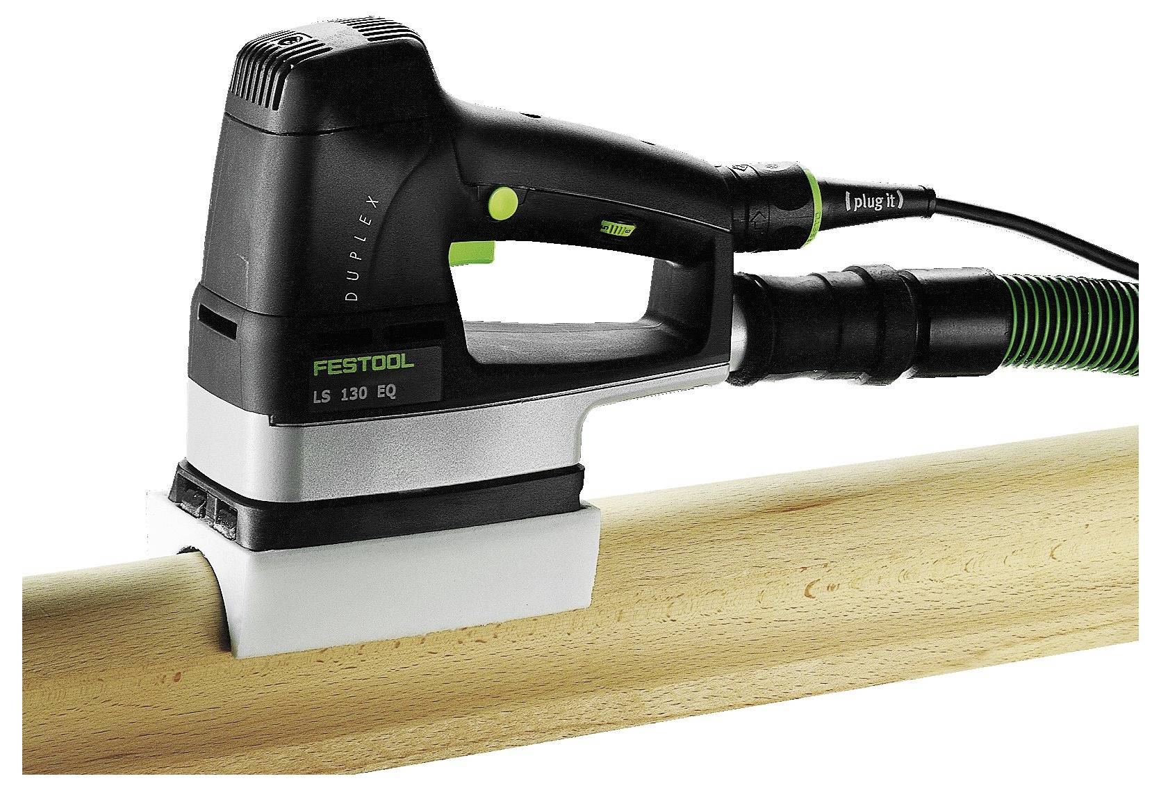 Ein Elektrowerkzeug mit schwarzem und grünem Griff, ausgestattet mit einer kreisförmigen blauen Schleifplatte, wird zum Schleifen von Oberflächen verwendet.