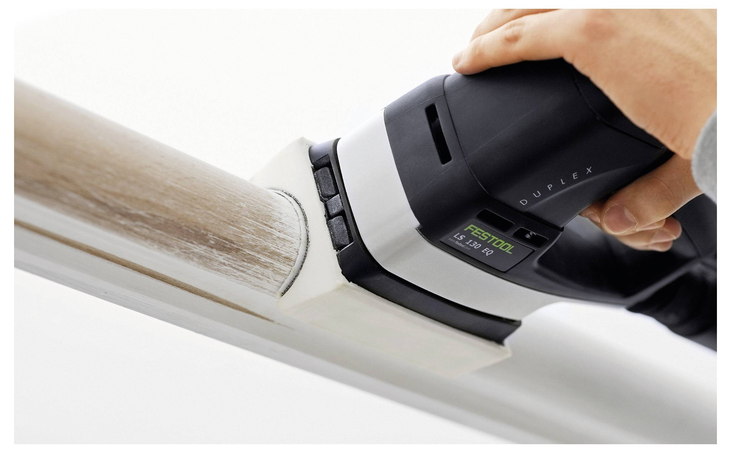 Smartwatch mit limonengrünem Armband zeigt Trainingsoptionen auf dem Bildschirm an, einschließlich „Laufen