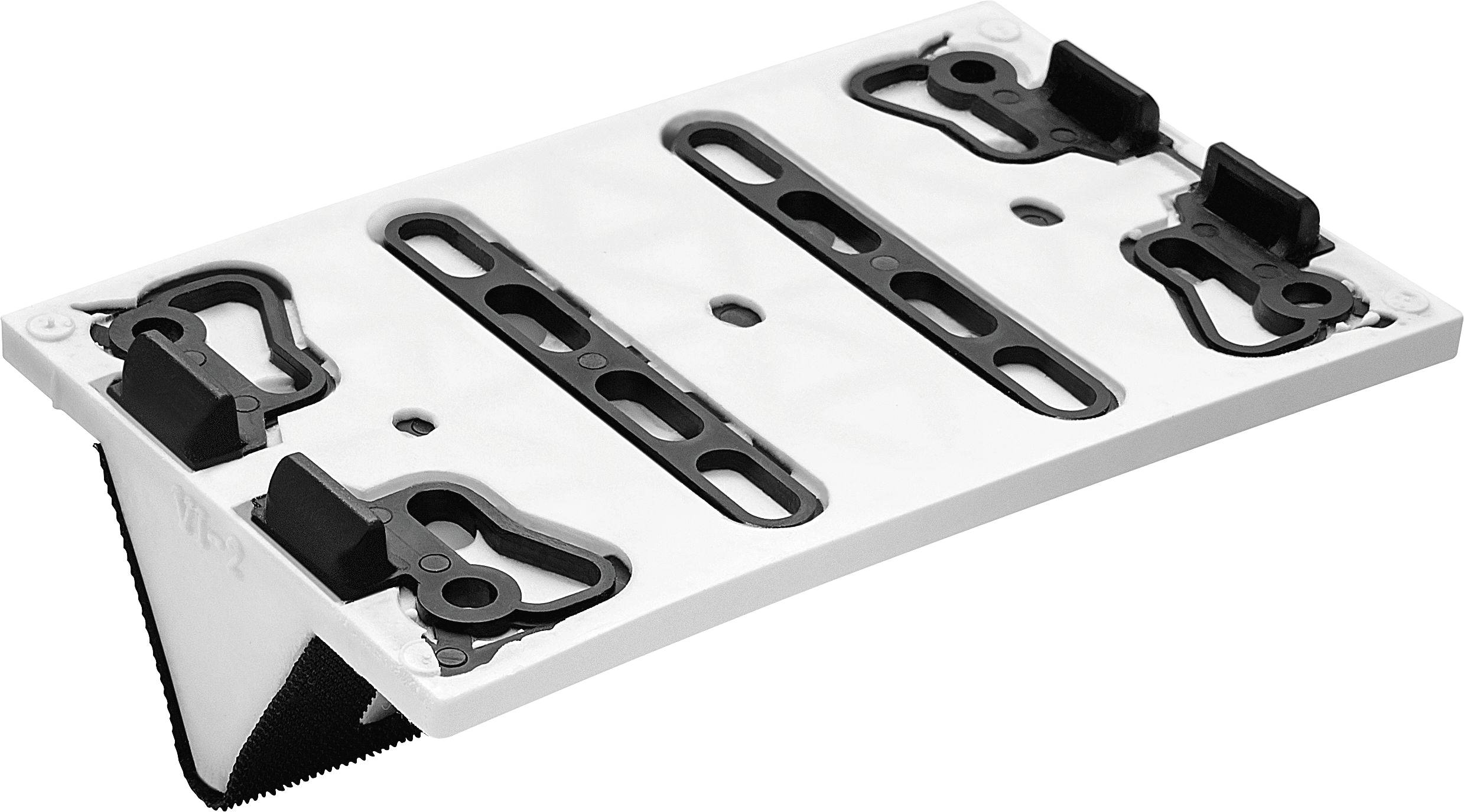 Eine weiße Kunststoffbasisplatte mit verstellbaren Klemmvorrichtungen und Schlitzen, die zum Montieren oder Sichern von Objekten verwendet wird, gezeigt auf weißem Hintergrund.