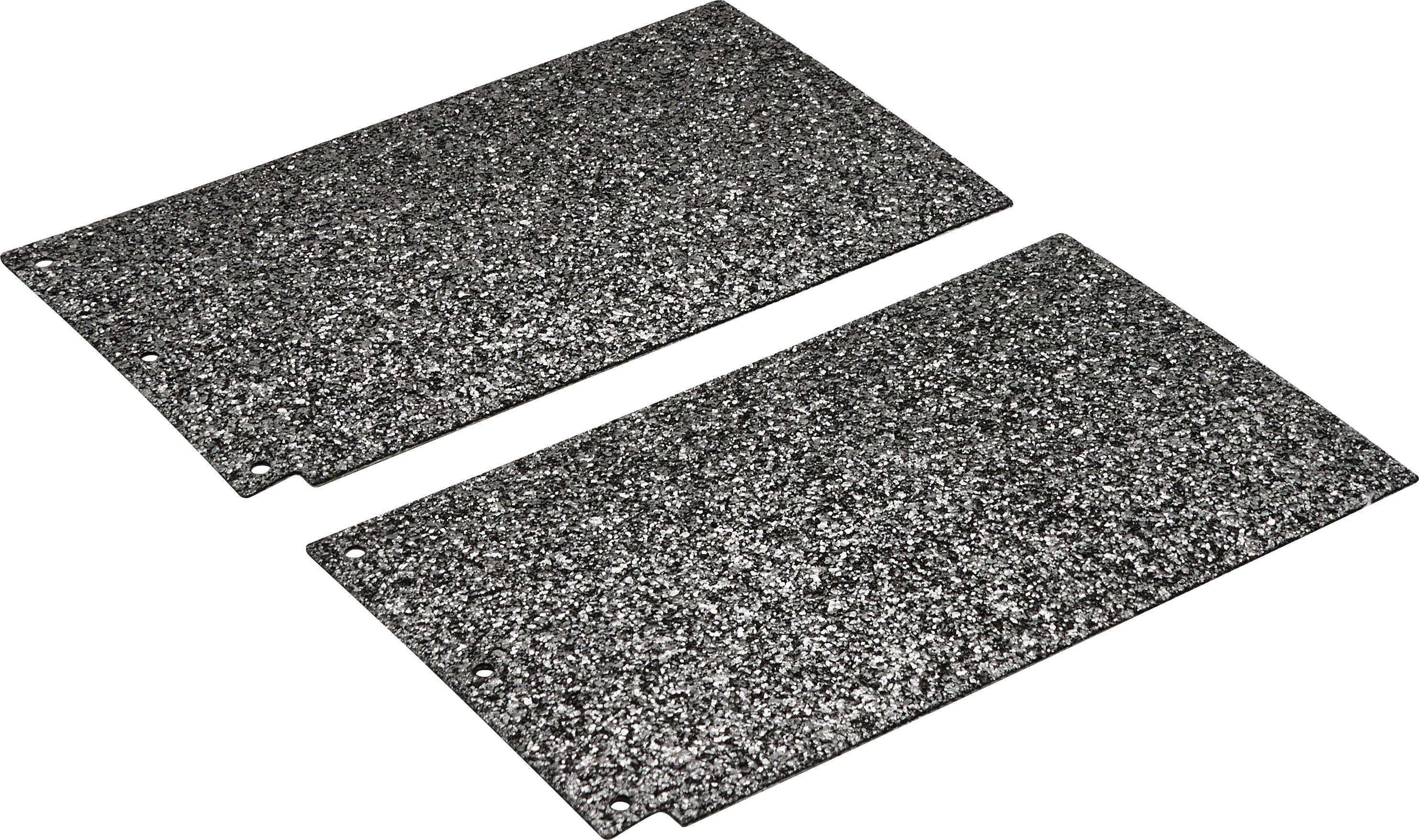 Zwei graue rechteckige Schleifpapierblätter nebeneinander auf weißem Hintergrund positioniert.