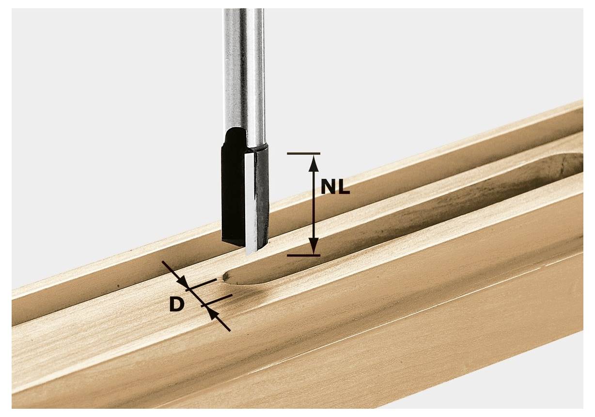 Ein Fräser, der in einen Holzschlitz eingeführt ist, zeigt Tiefe ('D') und Kerbenlänge ('NL') Messungen.