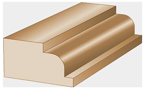 Ein braunes Holzleistenstück mit dekorativem geschwungenem Profil, das zwei abgeschrägte Ebenen und eine flache Basis gegen einen weißen Hintergrund zeigt.