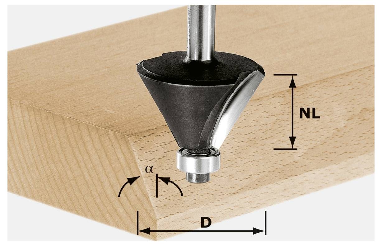 Eine Großaufnahme eines Holzbearbeitungsbohrers, der eine Fasenkante in Holz schneidet, mit angezeigten Winkel- (α), Tiefe- (D) und Längenmessungen (NL).