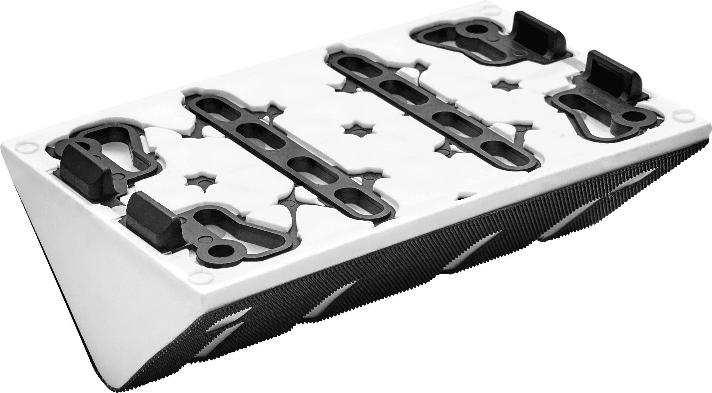 Eine Nahaufnahme einer mechanischen Komponente mit mehreren Rillen und Ausschnitten auf einer weißen, rechteckigen Basis mit schwarzen Seiten.