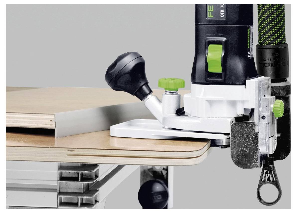 Eine Nahaufnahme zeigt ein Oberfräsenwerkzeug in Gebrauch, das die Kante eines Holzbretts auf einer Werkbank trimmt und handwerkliche Geschicklichkeit in der Holzbearbeitung hervorhebt.
