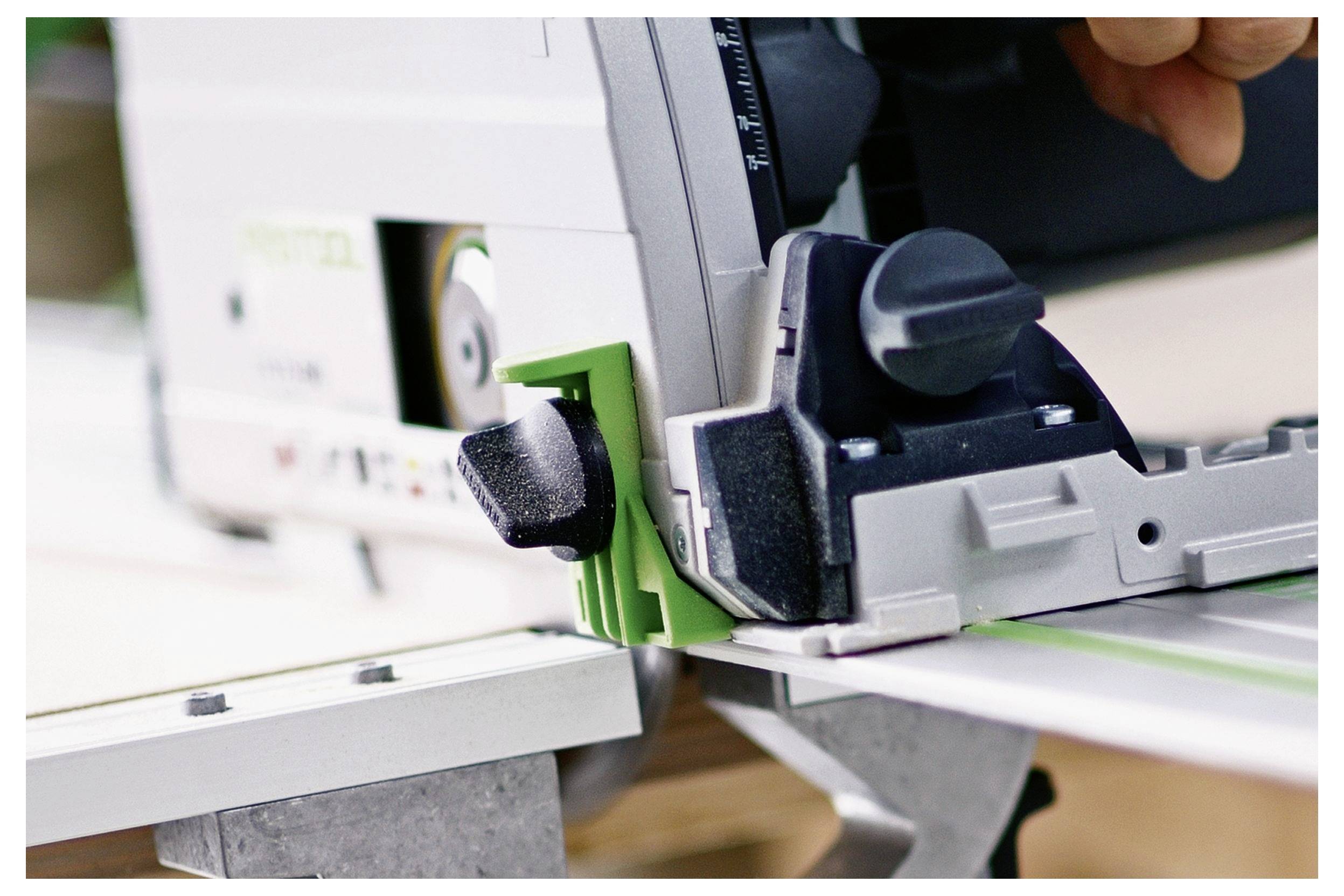 Eine Nahaufnahme einer kreisförmigen Tracksäge, die einen präzisen Schnitt in Holz ausführt und die Winkelverstellungsfunktion sowie die Benutzerhandhabung zur Erreichung von Genauigkeit zeigt.