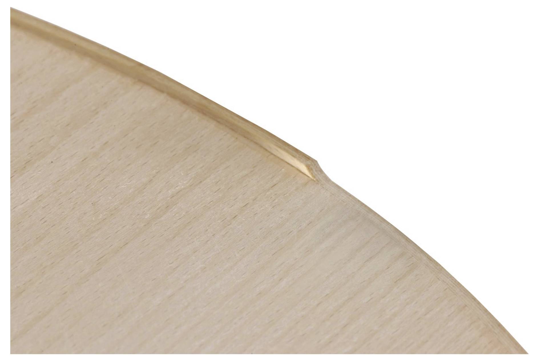 Nahaufnahme einer runden Holztischplatte mit einer abgeschrägten Kante, die ihre glatte Oberfläche und die natürliche Holzmaserung hervorhebt.