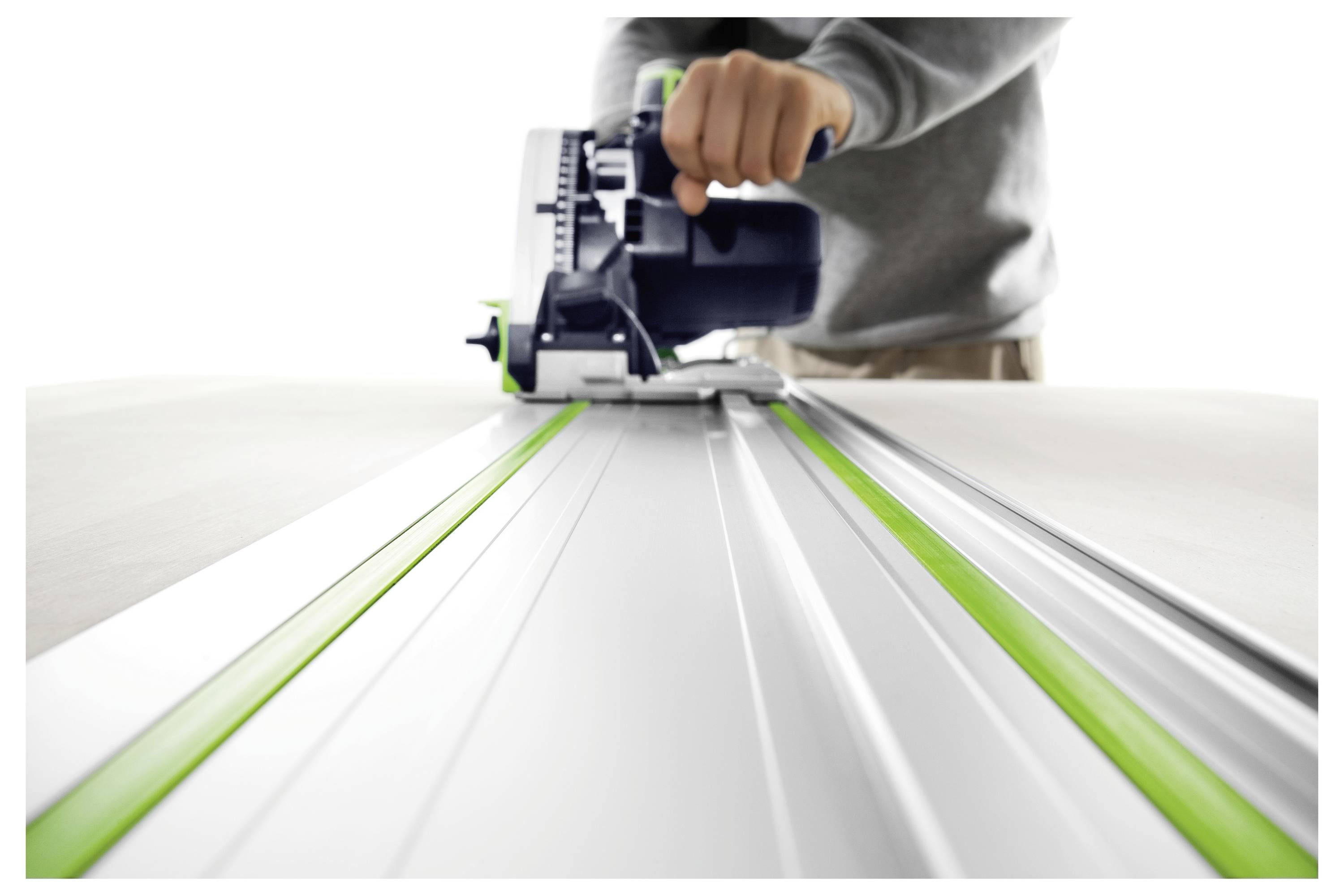 Eine Person nutzt eine Kreissäge auf einer Führungsschiene, um eine Holzoberfläche zu durchschneiden, wobei Präzision und Kontrolle im Holzbearbeitungsprozess betont werden.