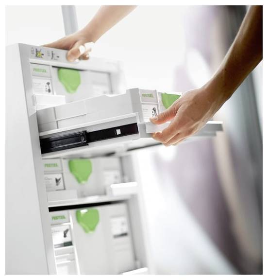 Eine Person öffnet eine Schublade mit der Aufschrift „Festool