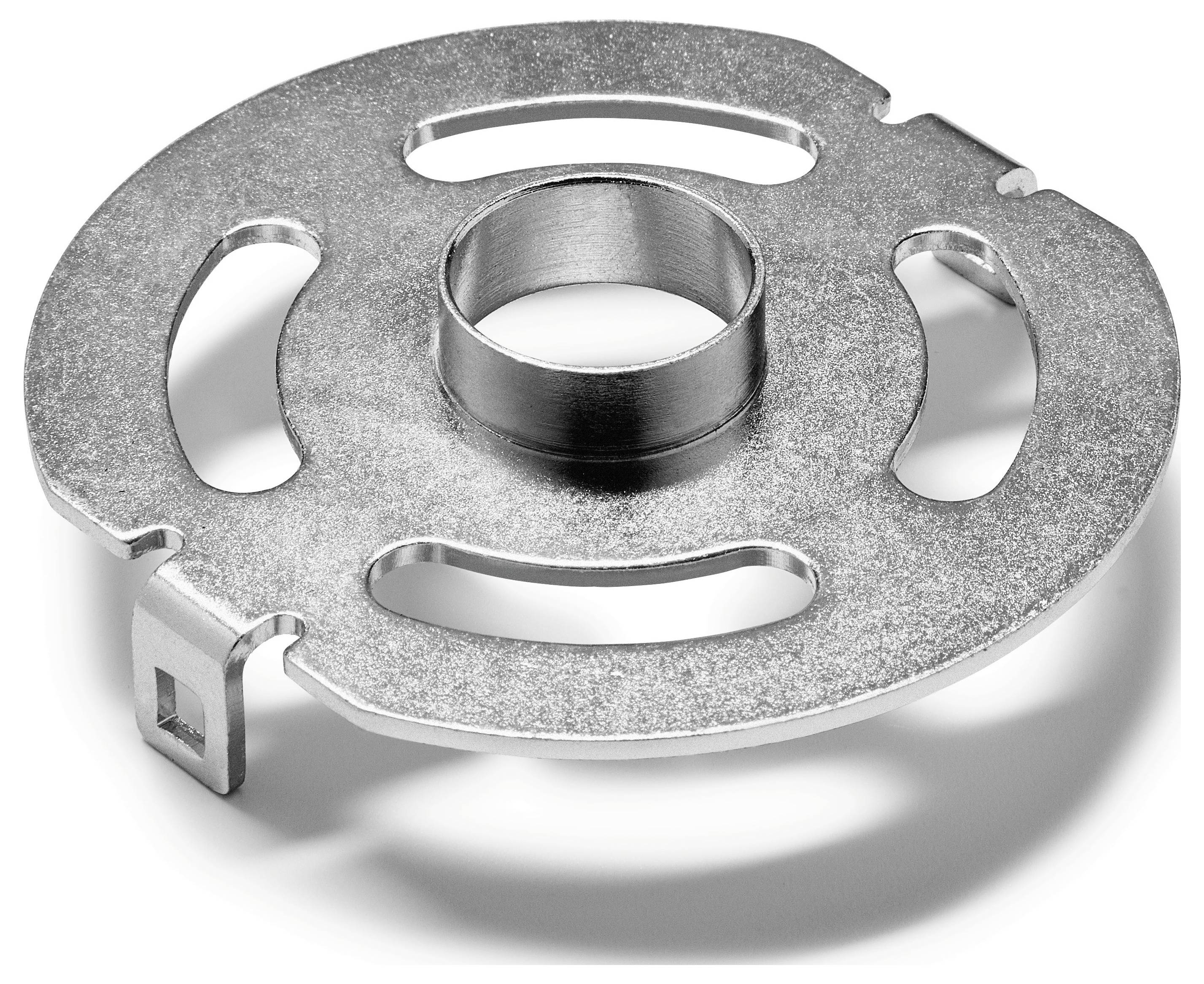 Eine runde Metallhalterung mit einem zentral erhöhten zylindrischen Halter und drei gleichmäßig verteilten Ausschnittschlitzen. Sie hat eine clipähnliche Erweiterung an der Seite.