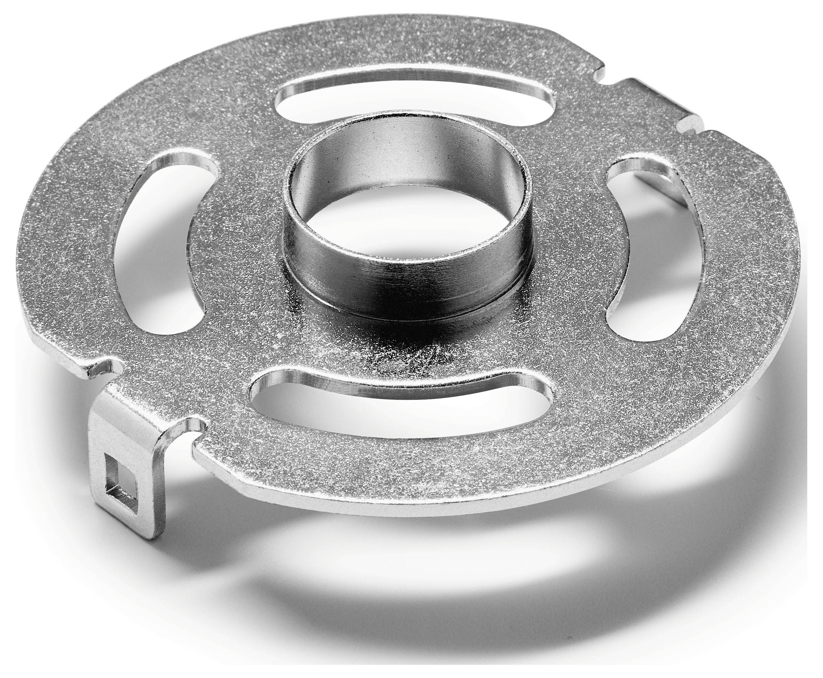 Ein rundes metallisches Befestigungselement mit einer zentralen zylindrischen Öffnung und drei länglichen Ausschnitten, entwickelt zur Montage oder Befestigung von Komponenten.