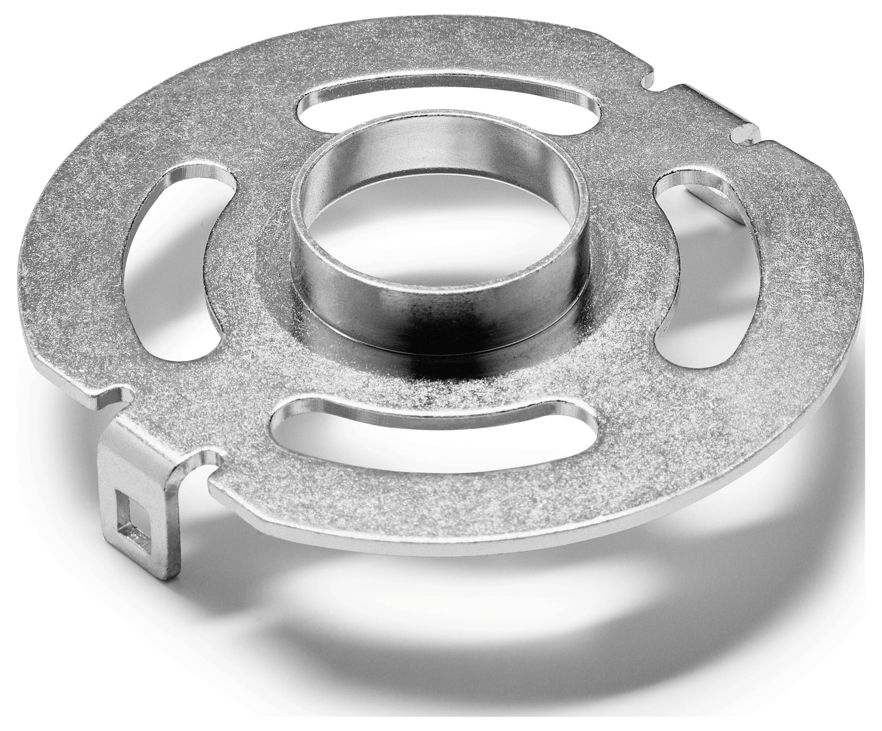 Eine runde Metallhalterung mit drei ausgeschnittenen Schlitzen und einem zentralen erhabenen Ring, verwendet zum Sichern oder Montieren von zylindrischen Objekten.