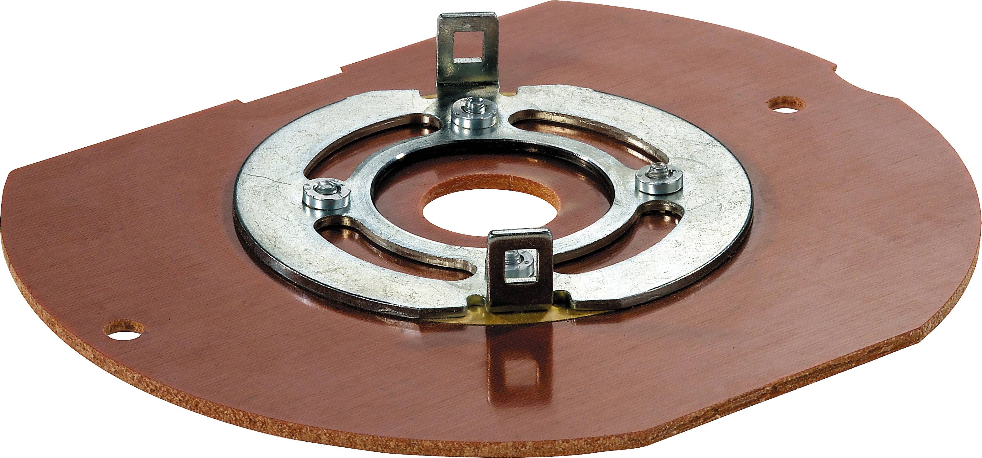 Eine braune Holz-Routerbasisplatte mit Metallkomponenten und Befestigungslöchern liegt auf einer ebenen Fläche und ist für Holzbearbeitungsanwendungen konzipiert.