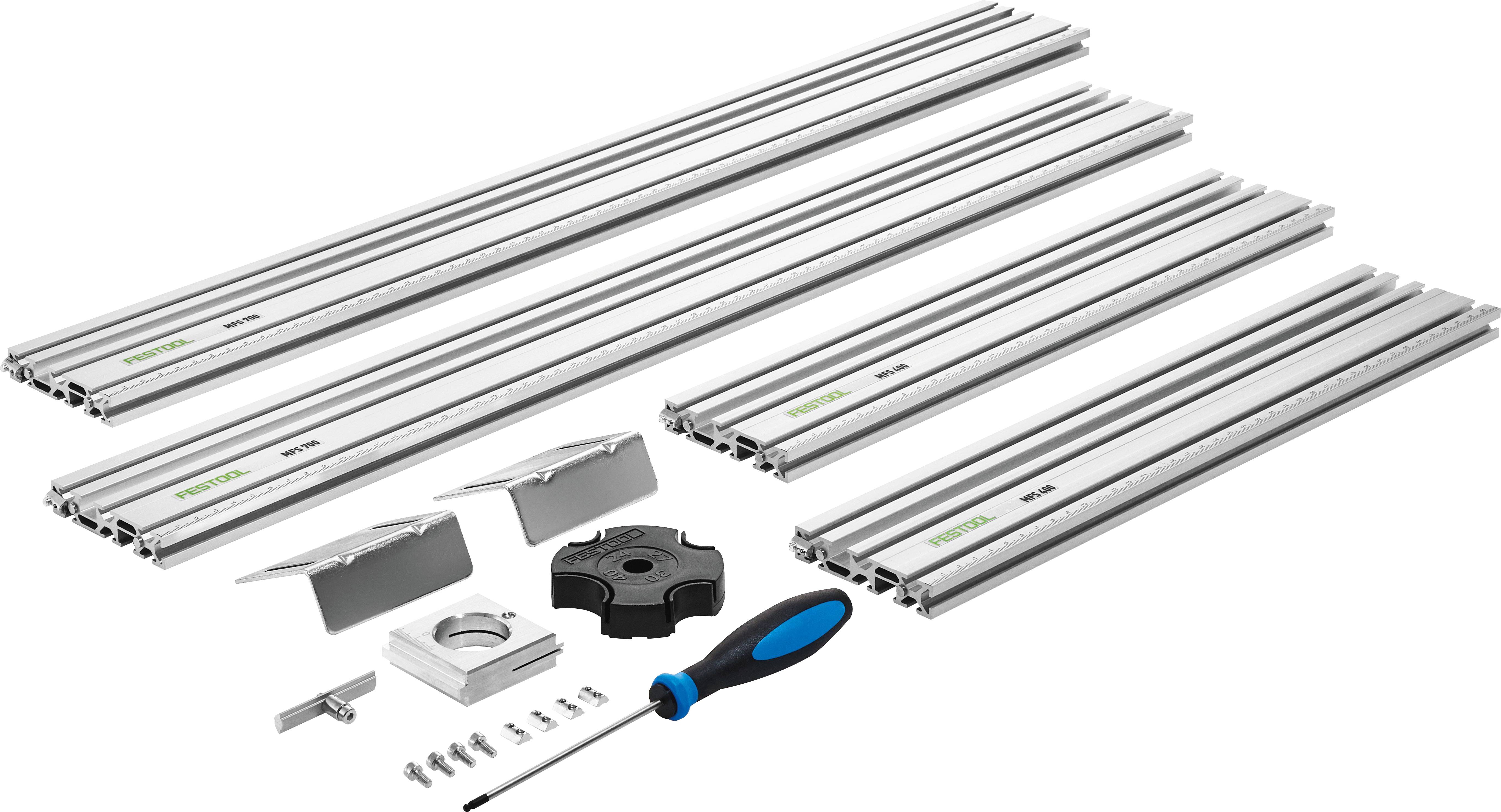 Ein silberner Verbindungsmaschinensatz mit verschiedenen Metallstangen, Halterungen, einem Schraubendreher und Befestigungselementen, die auf einer weißen Oberfläche angeordnet sind.