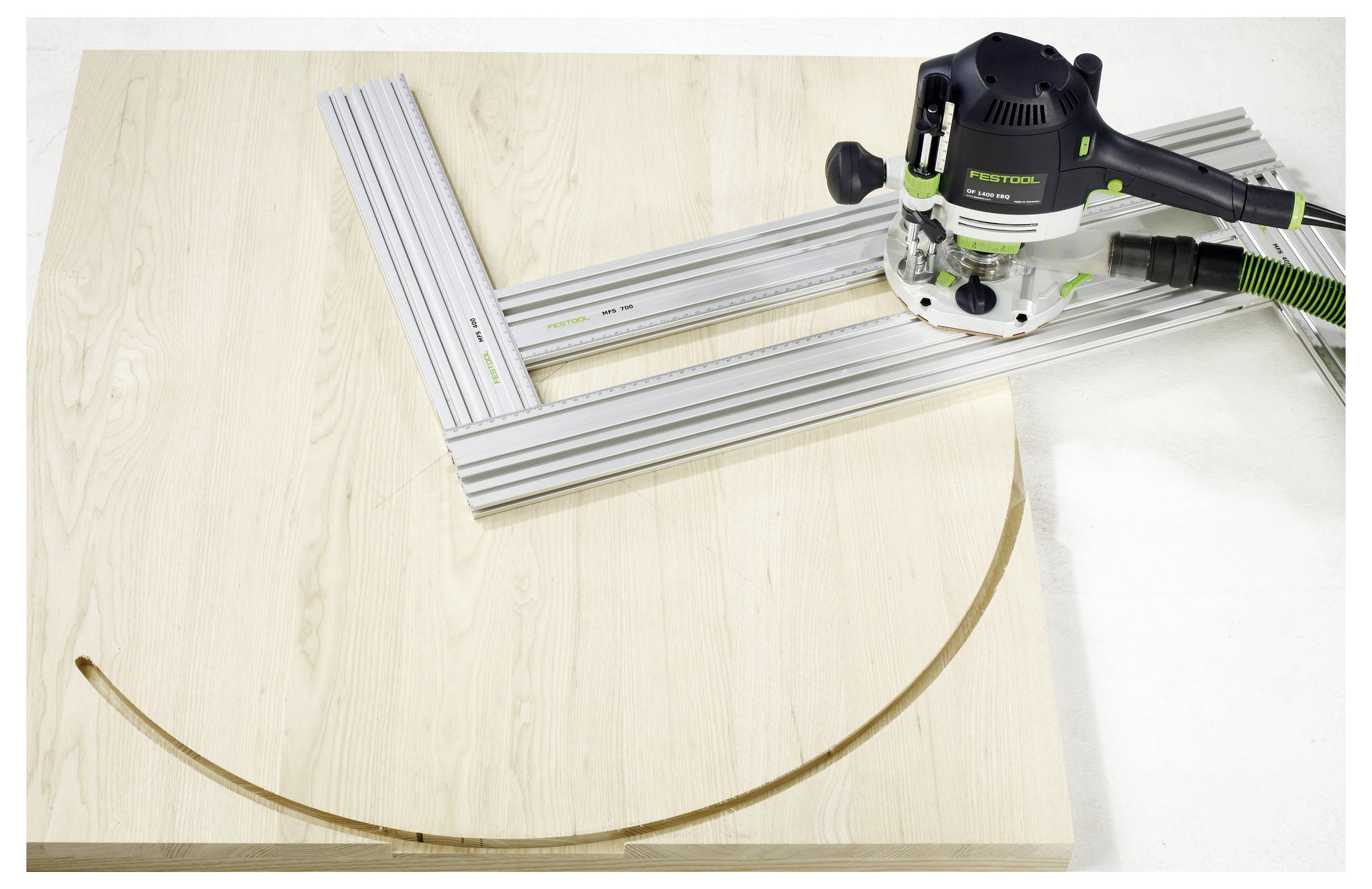 Zapfenloch-Verbindung mit Holzdübel im Bauwesen, die die Ausrichtung von drei Holzbalken für eine stabile Verbindung zeigt.