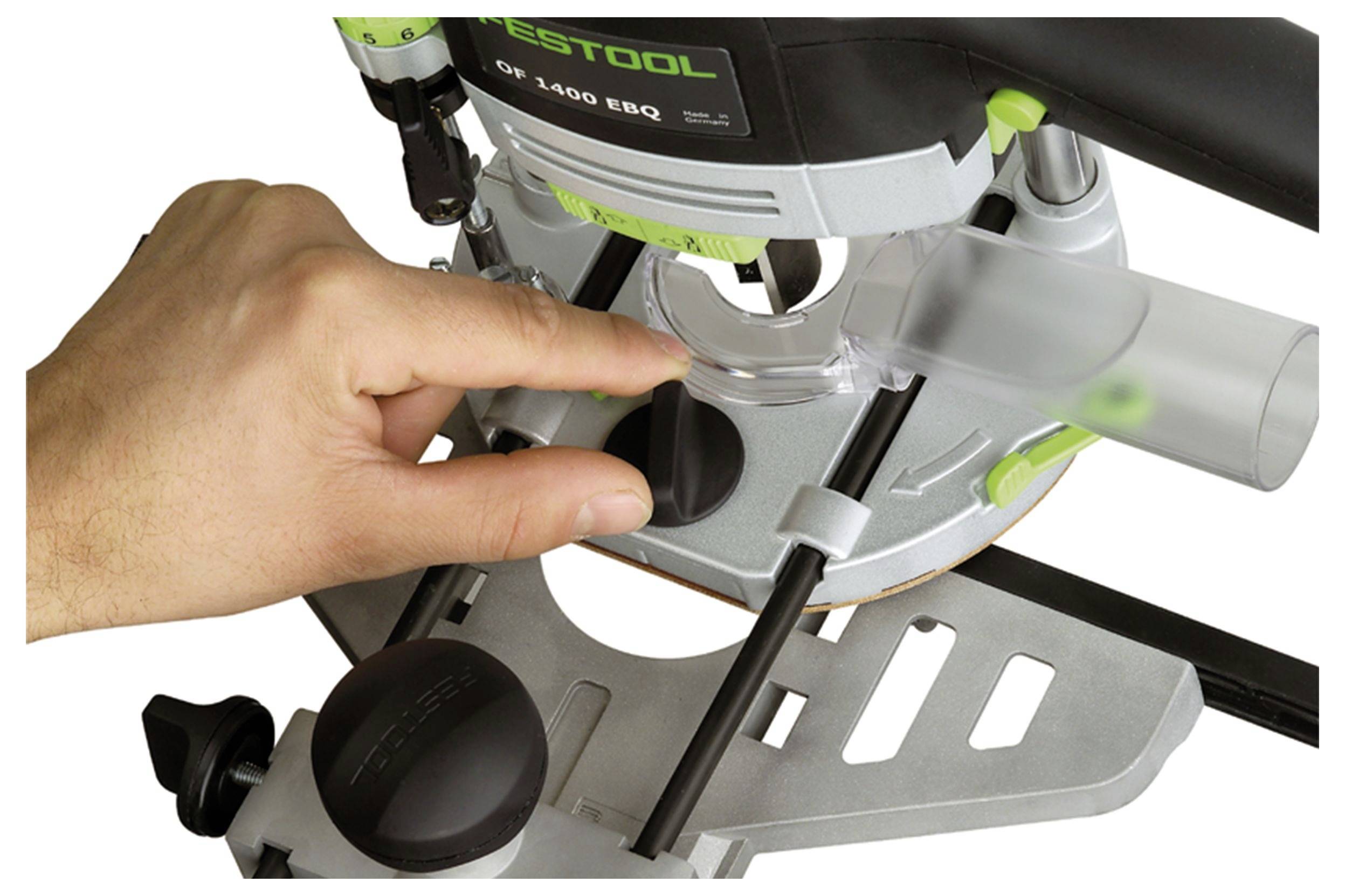 Eine Hand stellt den Tiefenstopp einer Festool-Fräsmaschine ein und zeigt Präzisionskontrollfunktionen für Holzbearbeitungsaufgaben.